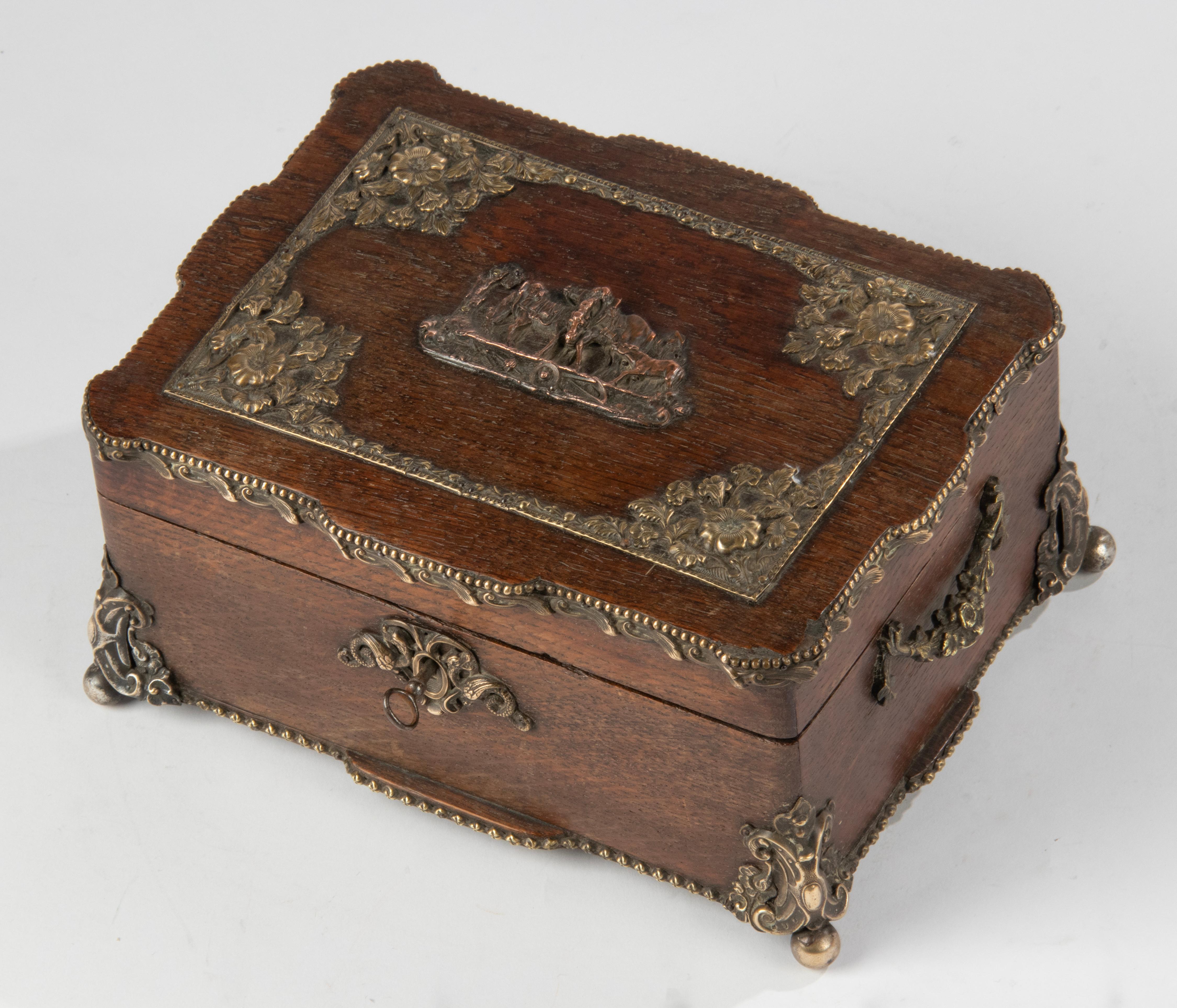 Boîte à cigares française en chêne et cuivre de la fin du XIXe siècle en vente 2