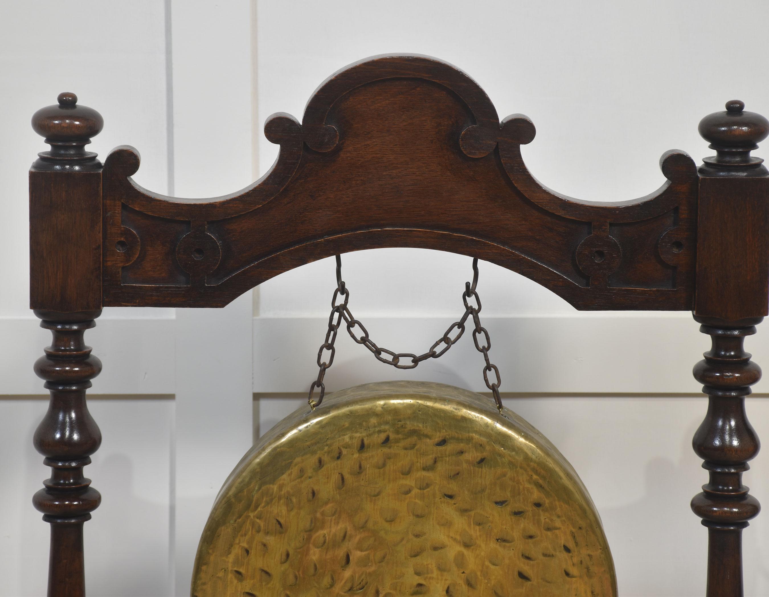 gong en chêne encadré de la fin du 19e siècle, le dessus arqué avec des supports tournés entourant le gong en laiton d'origine. L'entretoise ajourée est ornée d'un décor de volutes et repose sur des socles à tréteaux.
Dimensions
Hauteur 37,5