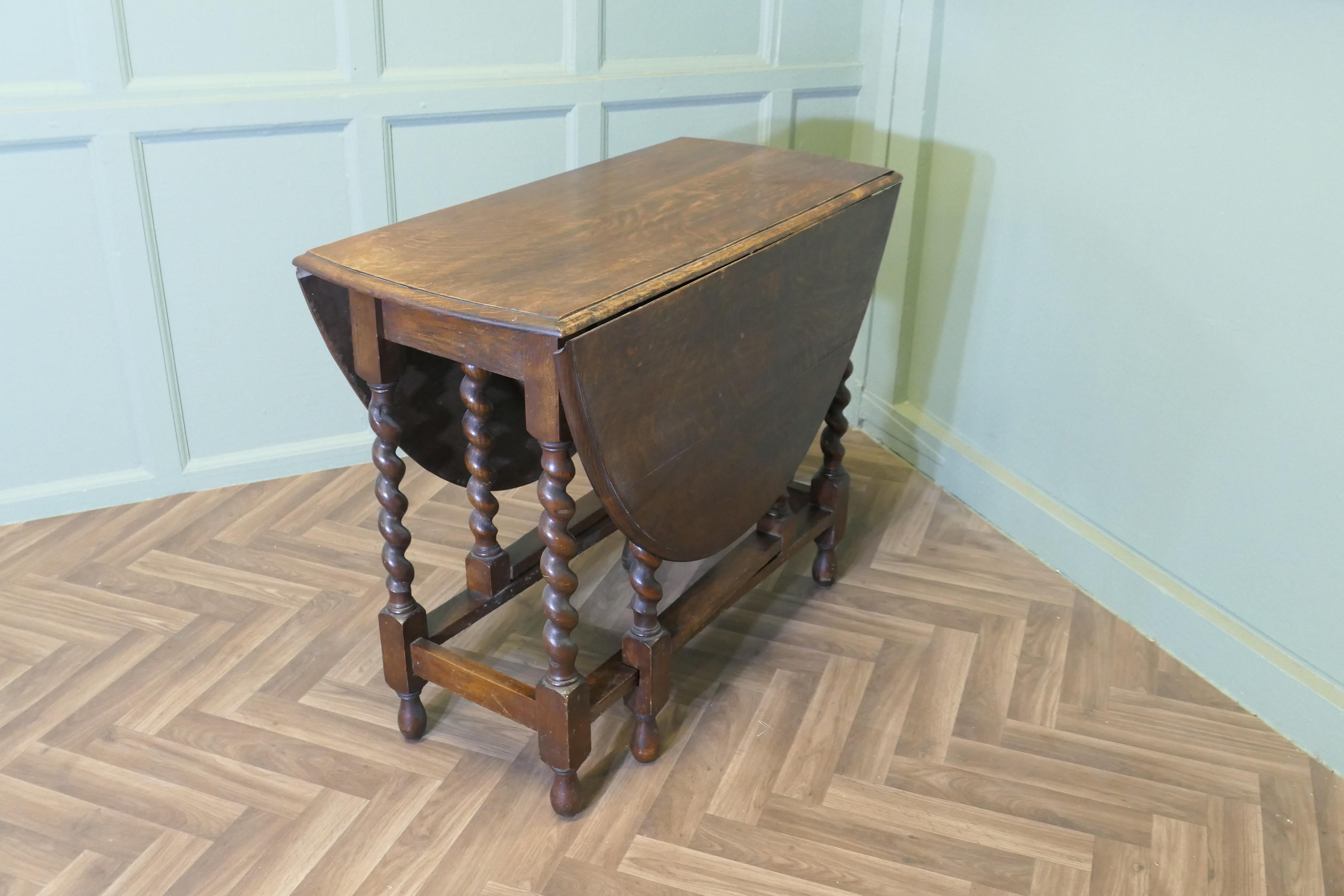 Chêne Late 19th Century Oak Gate Leg Dining Table en vente