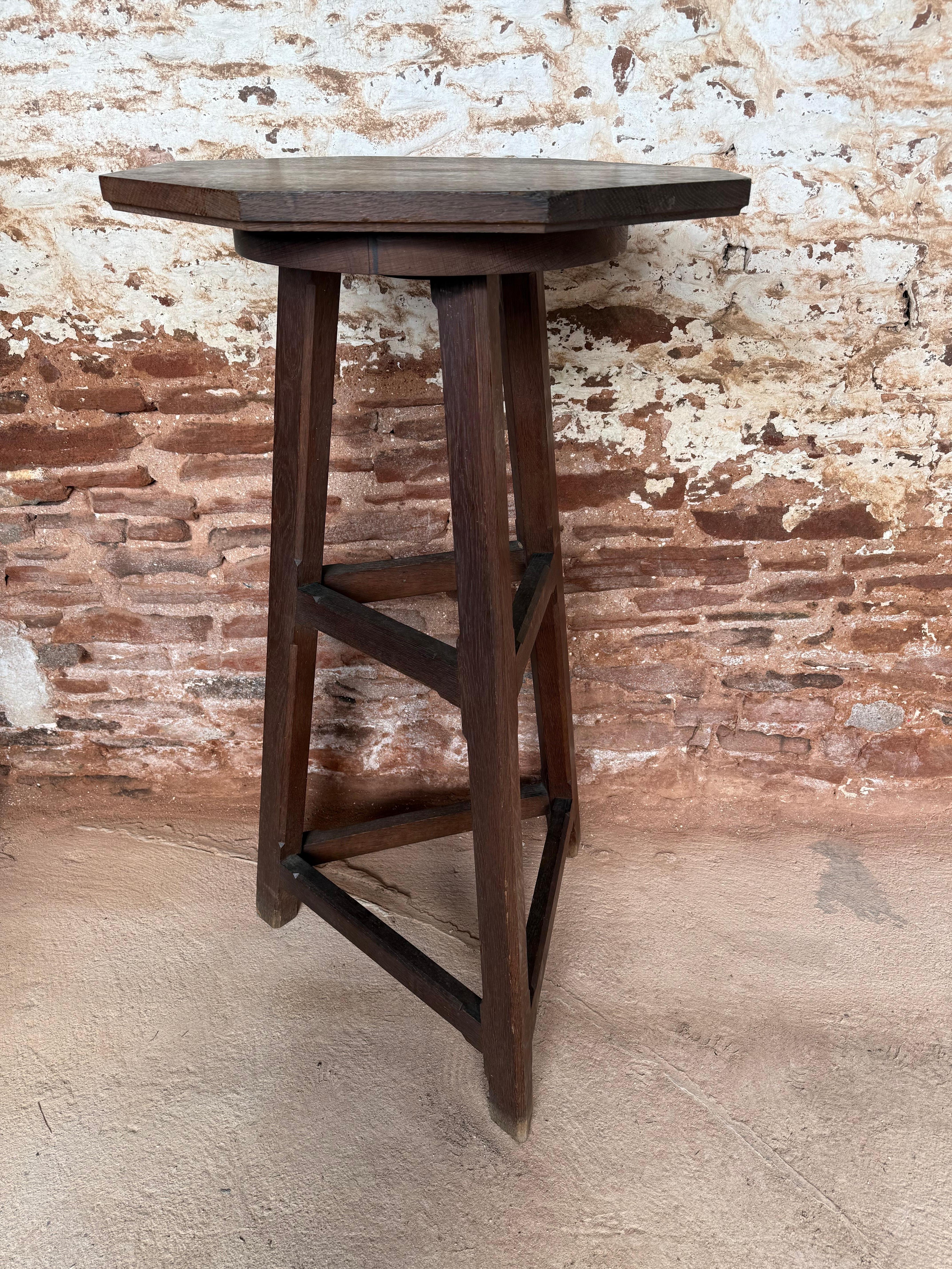 Grande cavalletto per scultori in quercia della fine del XIX secolo 

 

Francese del 1890 circa 

Altezza 44 pollici 

Larghezza 24 pollici 

Profondità  19 pollici 
