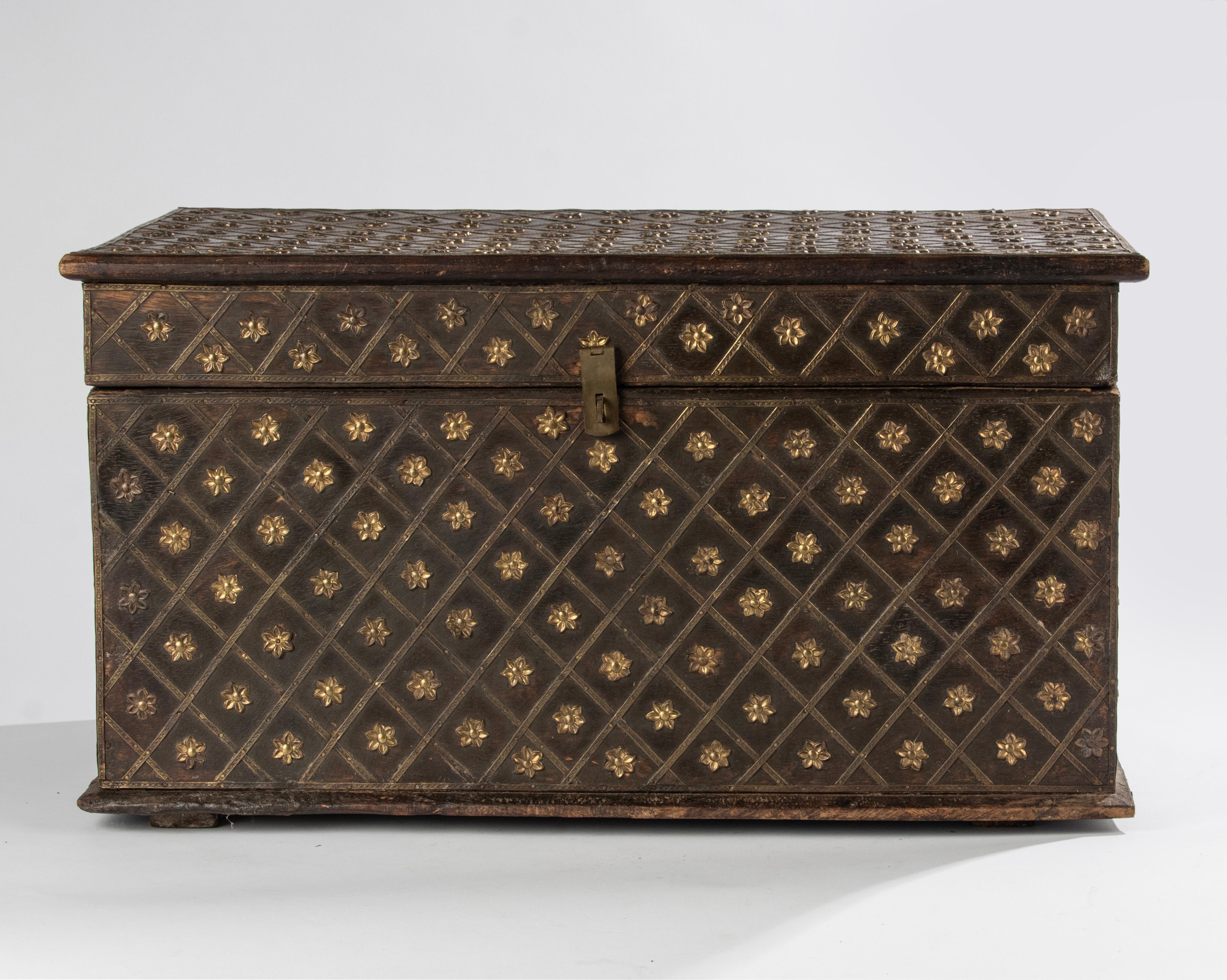 A beautiful decorative storage chest. The chest is made of solid oak. At the front, top and both sides a copper diamond pattern with flower motifs. On both side brass handles. Made in France around 1890-1900. This chest with a beautiful old patina