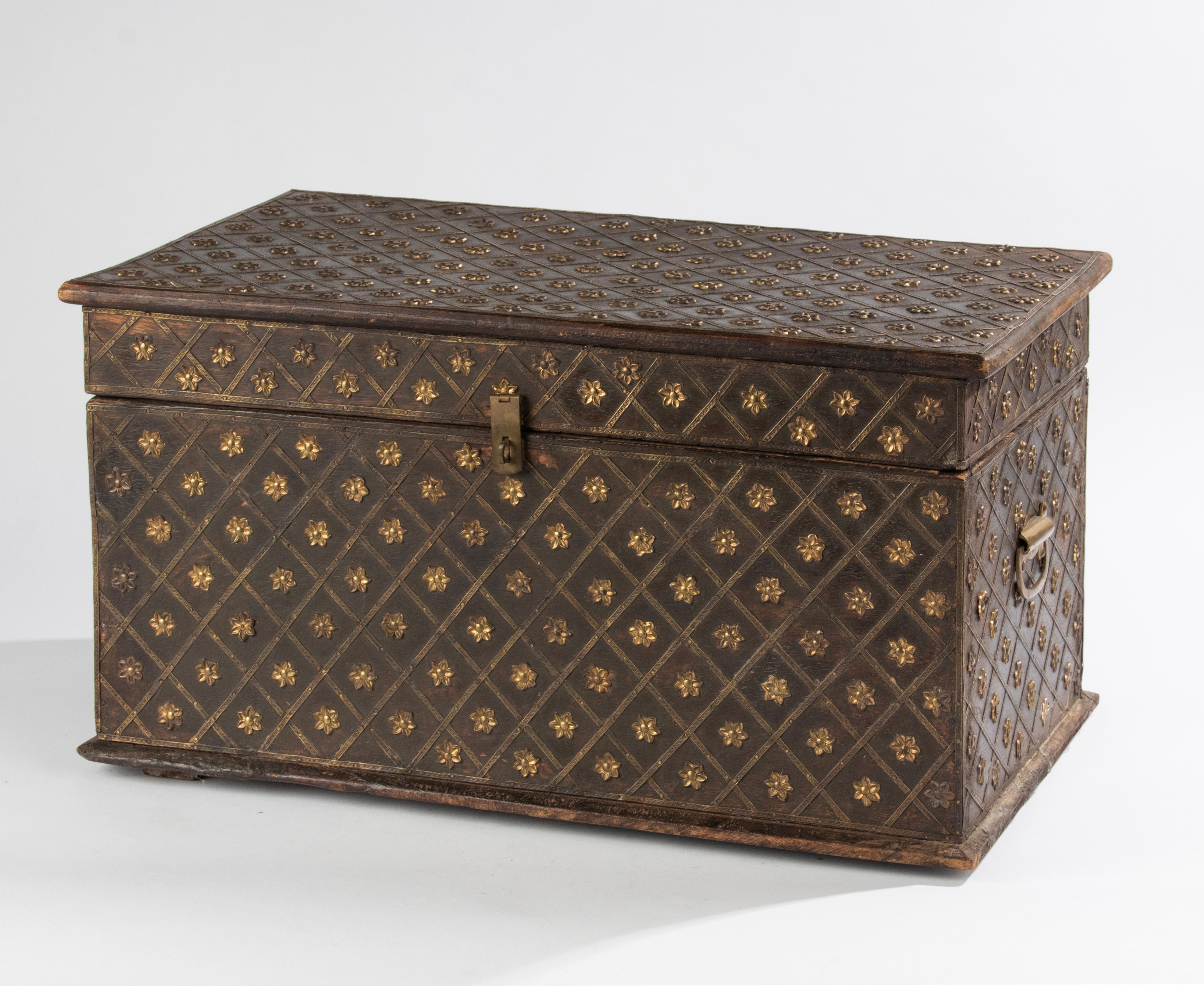Late 19th Century Oak with Copper Mounts Storage Chest In Good Condition For Sale In Casteren, Noord-Brabant