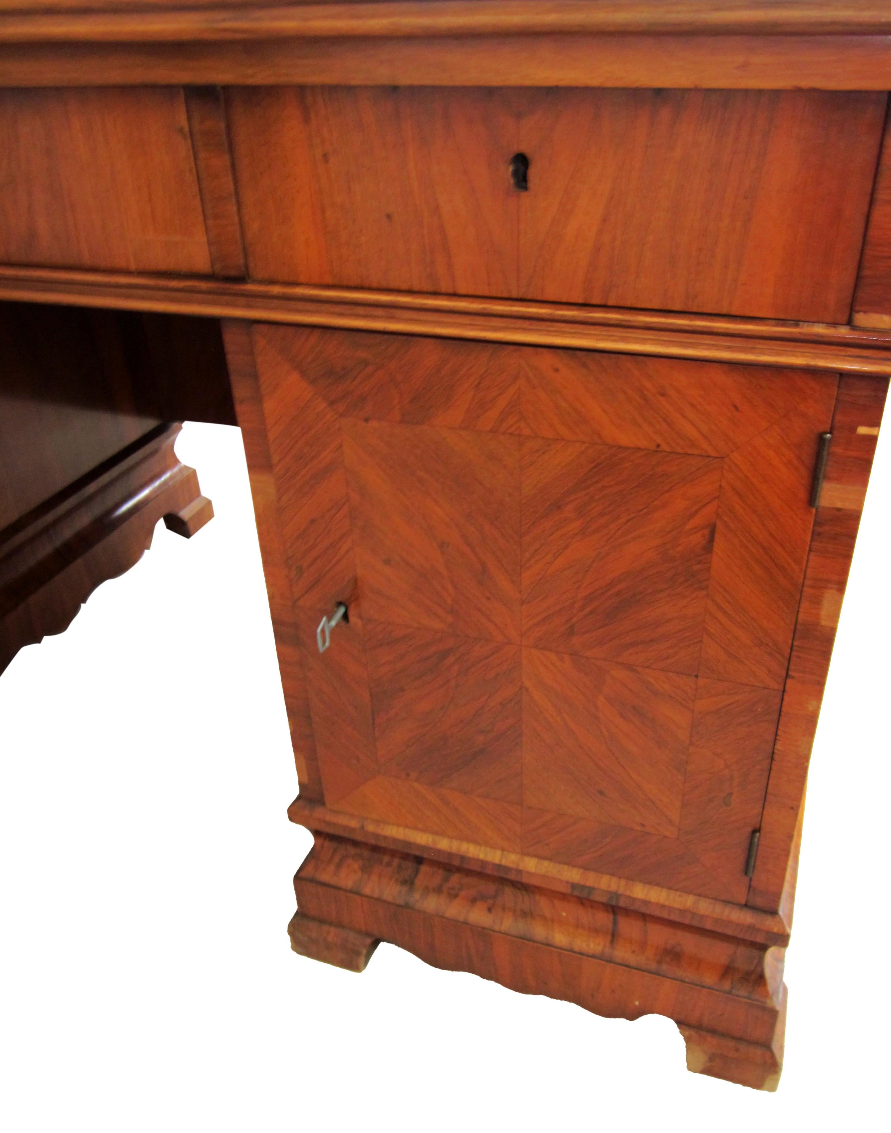 Ensemble de meubles de bureau de la fin du 19e siècle - 1 bureau, 1 table, 3 fauteuils Bon état - En vente à Lučenec, SK