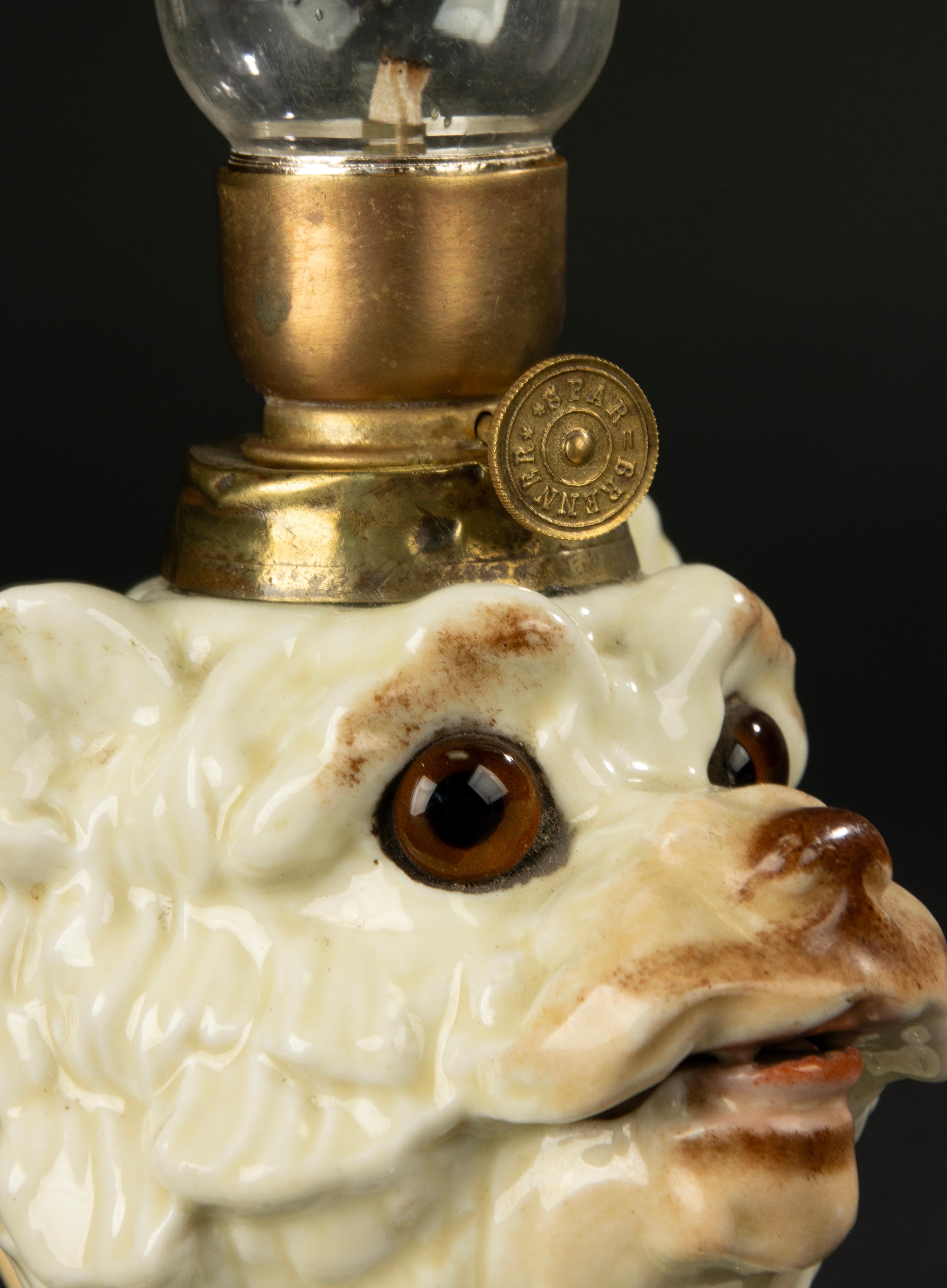 Lampada a olio della fine del XIX secolo - Porcellana - Testa di cane con occhi di vetro in vendita 4