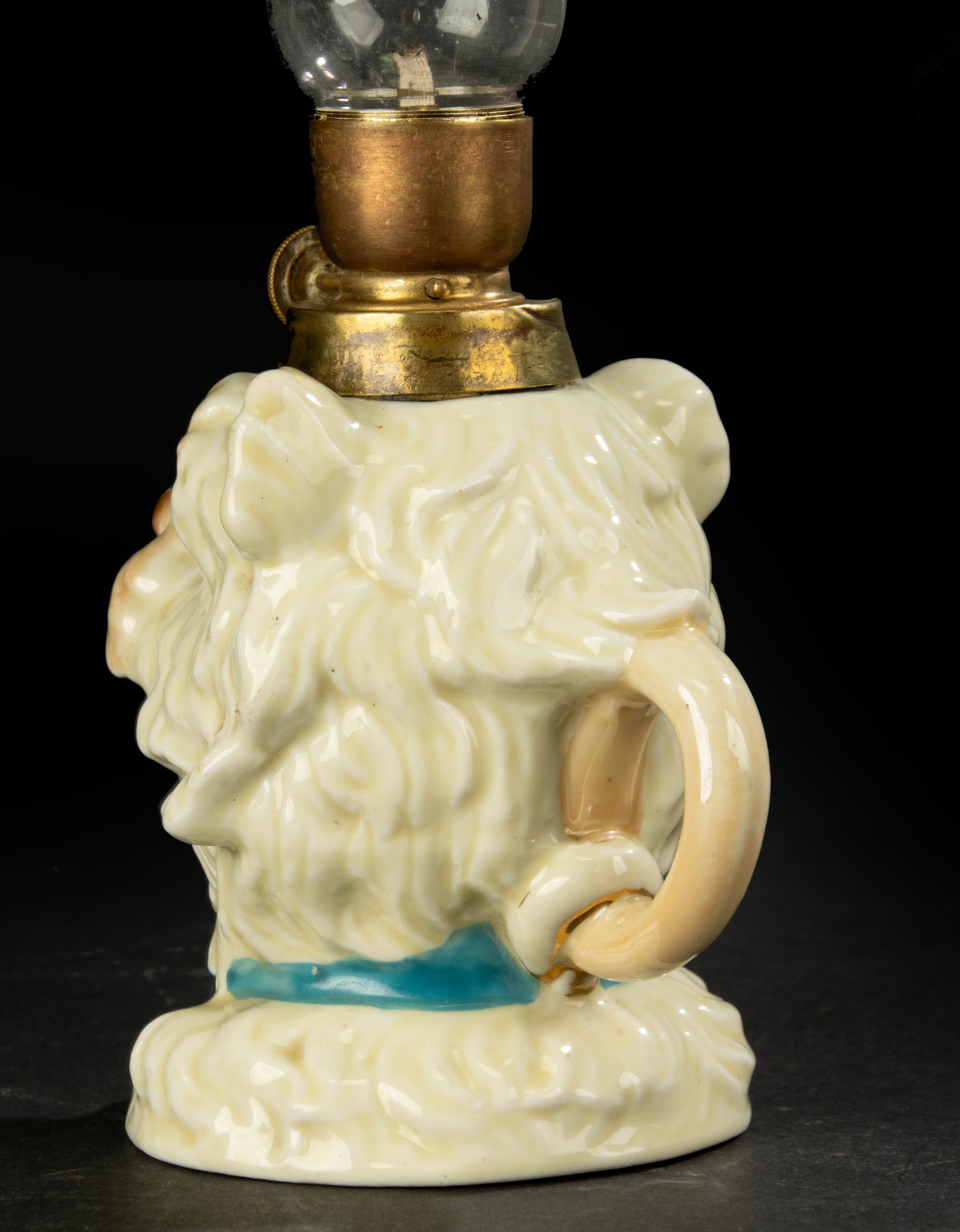 Lampada a olio della fine del XIX secolo - Porcellana - Testa di cane con occhi di vetro in vendita 6