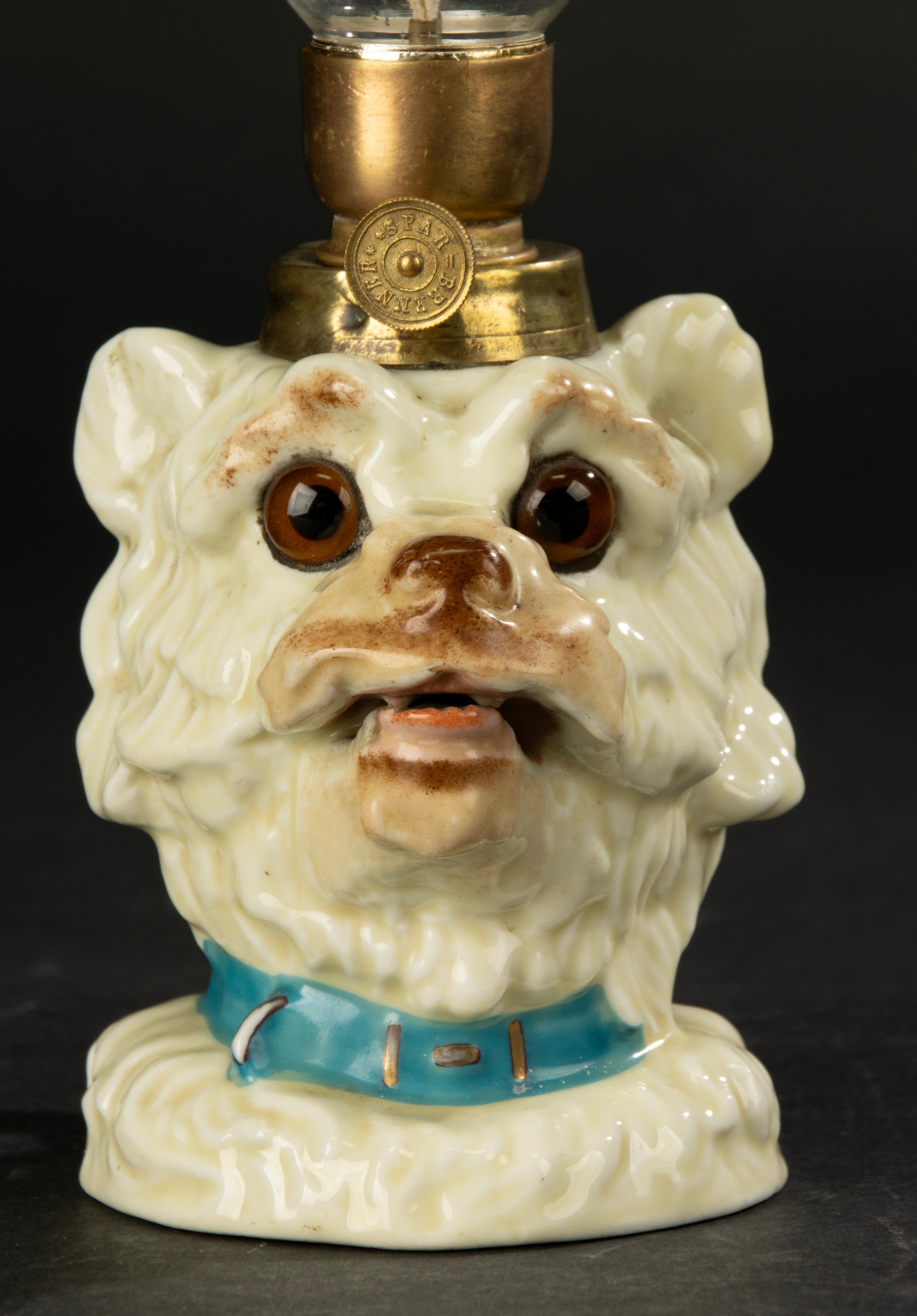 Belle Époque Lampada a olio della fine del XIX secolo - Porcellana - Testa di cane con occhi di vetro in vendita
