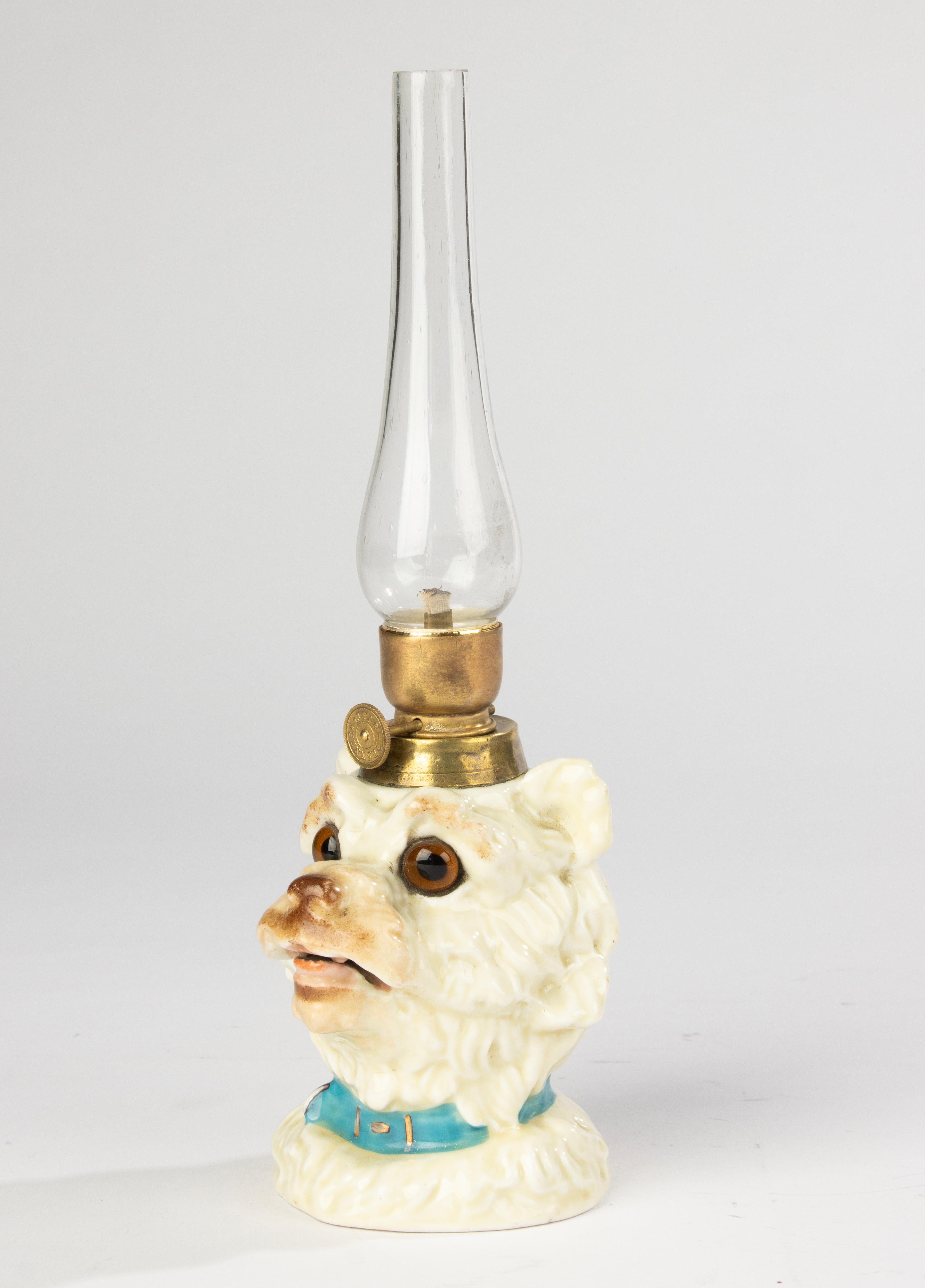 Tedesco Lampada a olio della fine del XIX secolo - Porcellana - Testa di cane con occhi di vetro in vendita