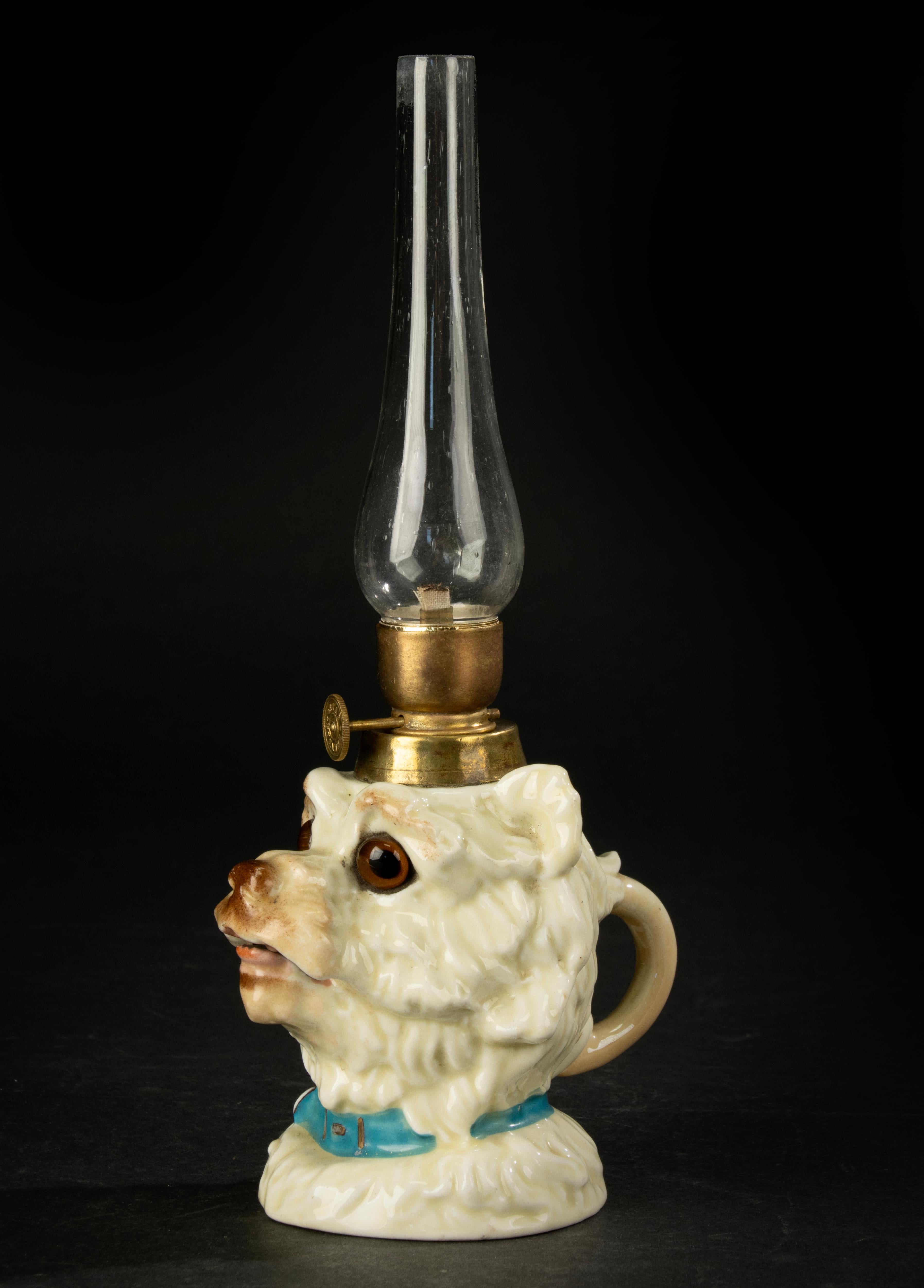Lampada a olio della fine del XIX secolo - Porcellana - Testa di cane con occhi di vetro In condizioni buone in vendita a Casteren, Noord-Brabant
