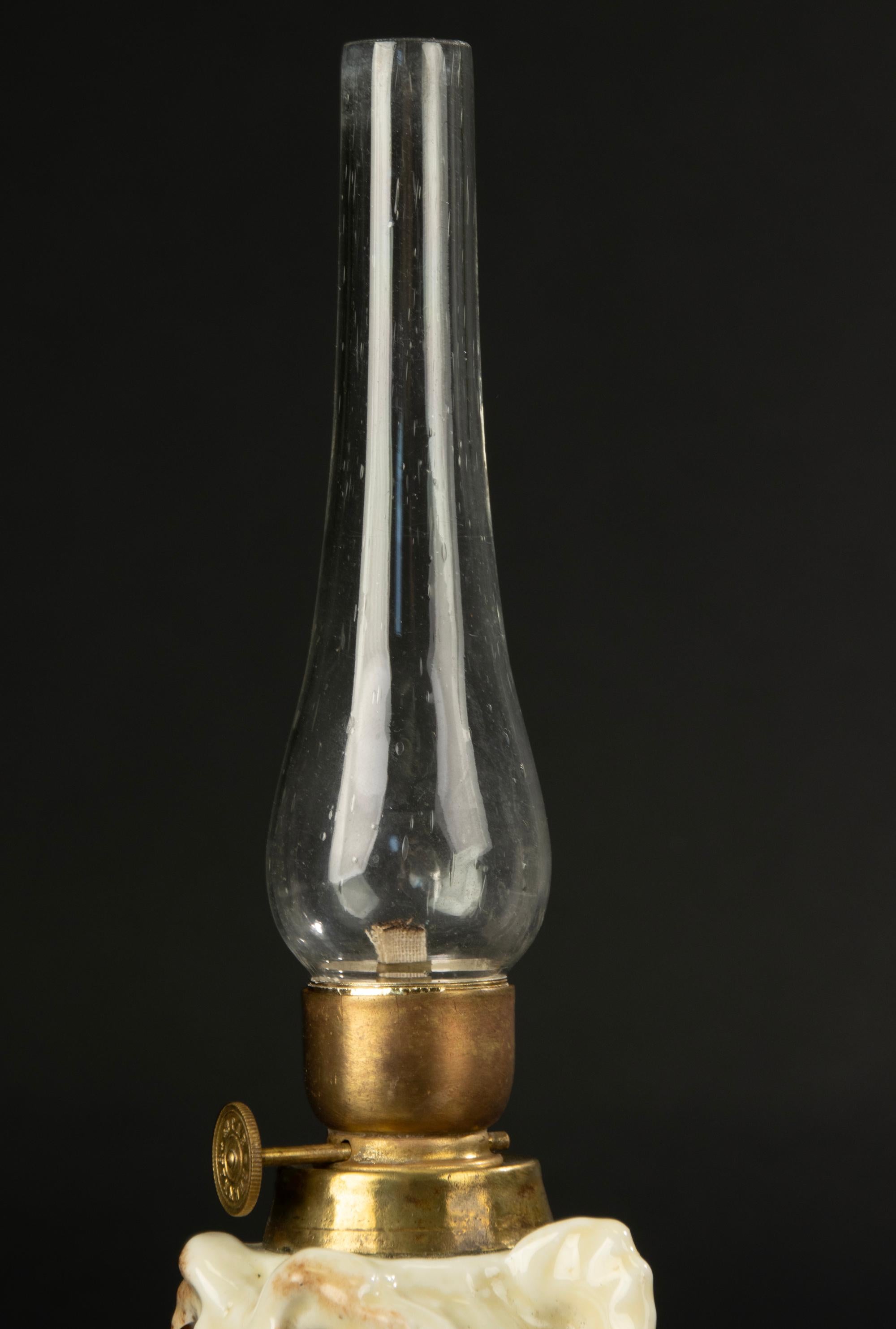 Fine XIX secolo Lampada a olio della fine del XIX secolo - Porcellana - Testa di cane con occhi di vetro in vendita