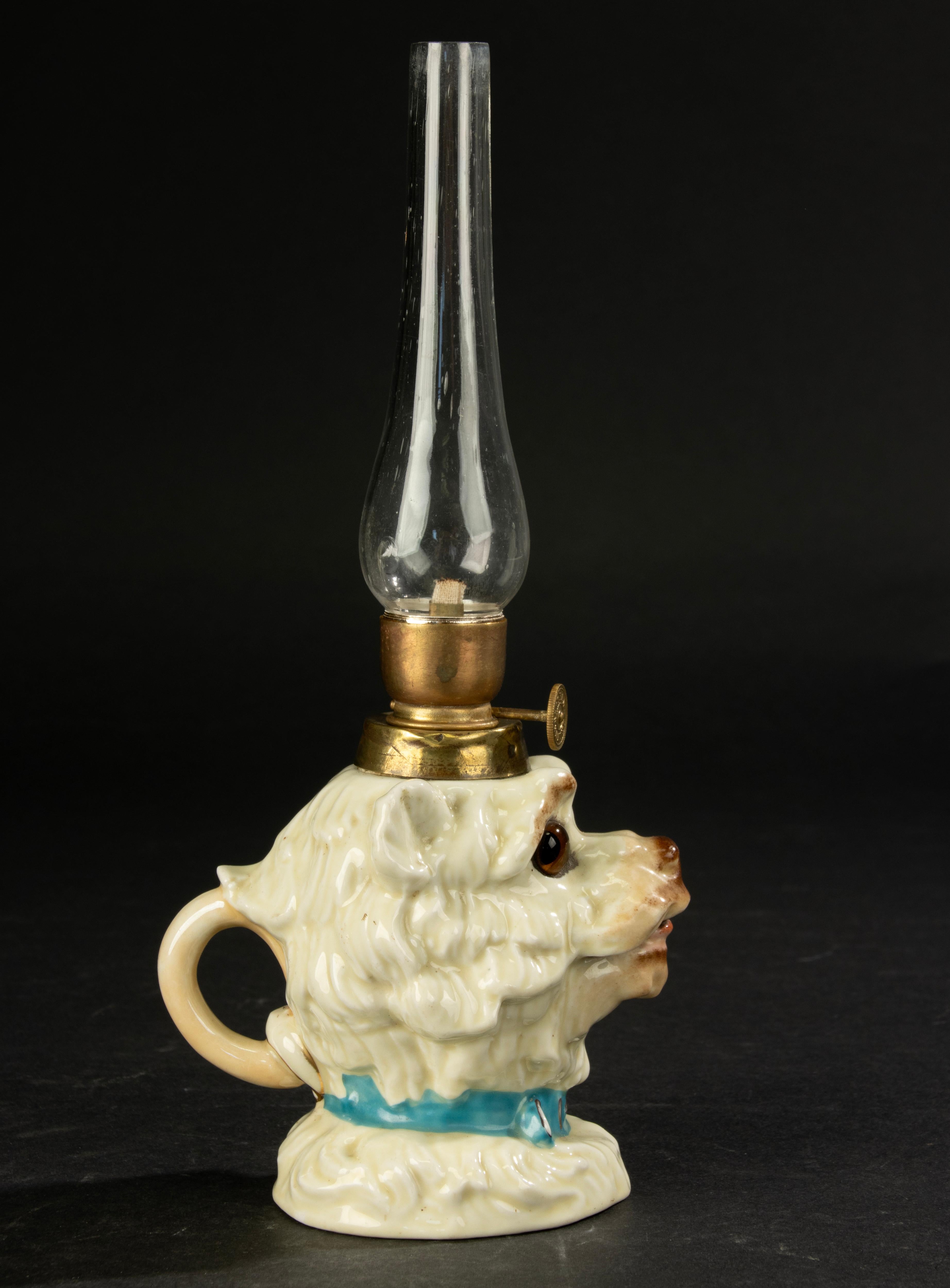 Lampada a olio della fine del XIX secolo - Porcellana - Testa di cane con occhi di vetro in vendita 1