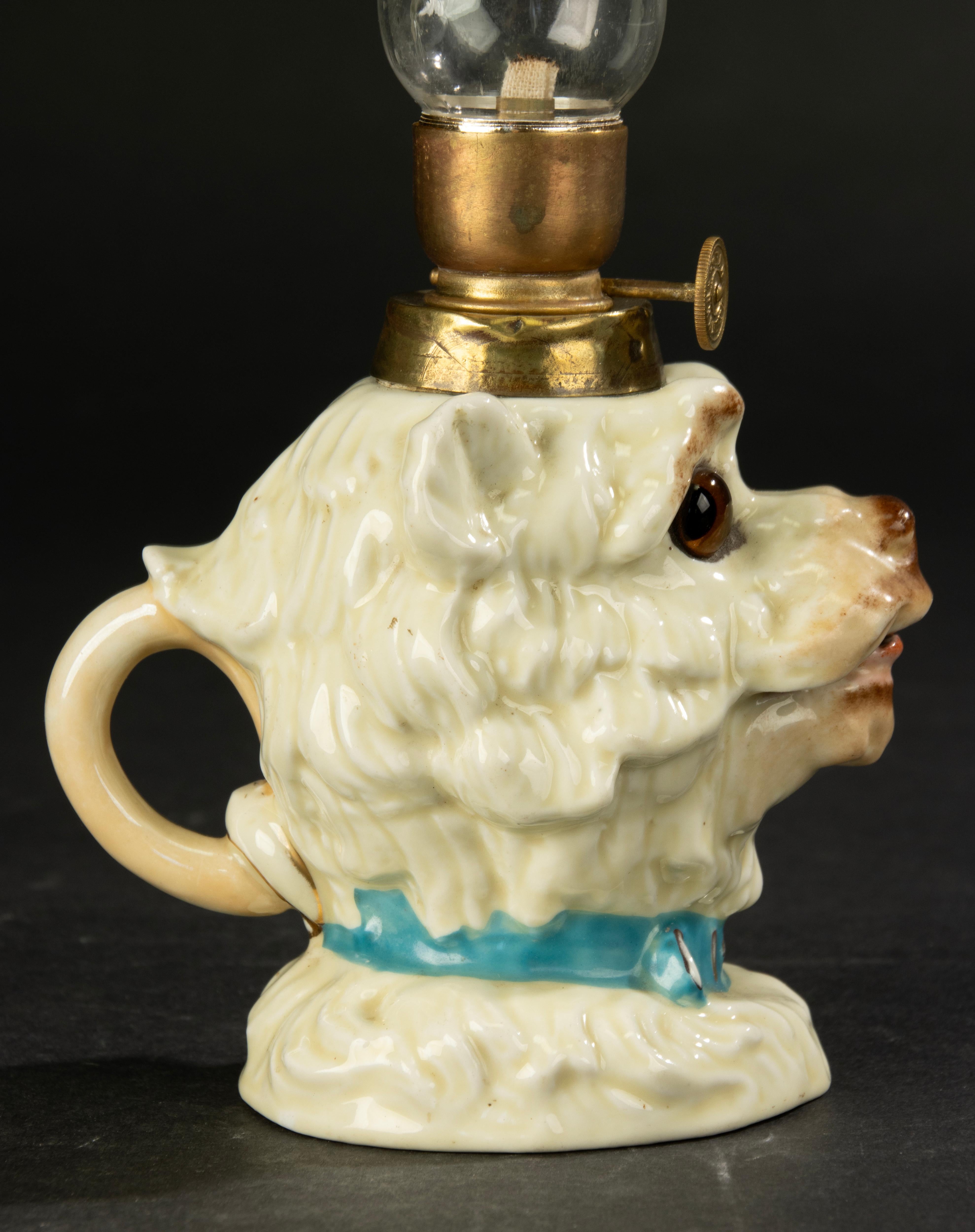 Lampada a olio della fine del XIX secolo - Porcellana - Testa di cane con occhi di vetro in vendita 2