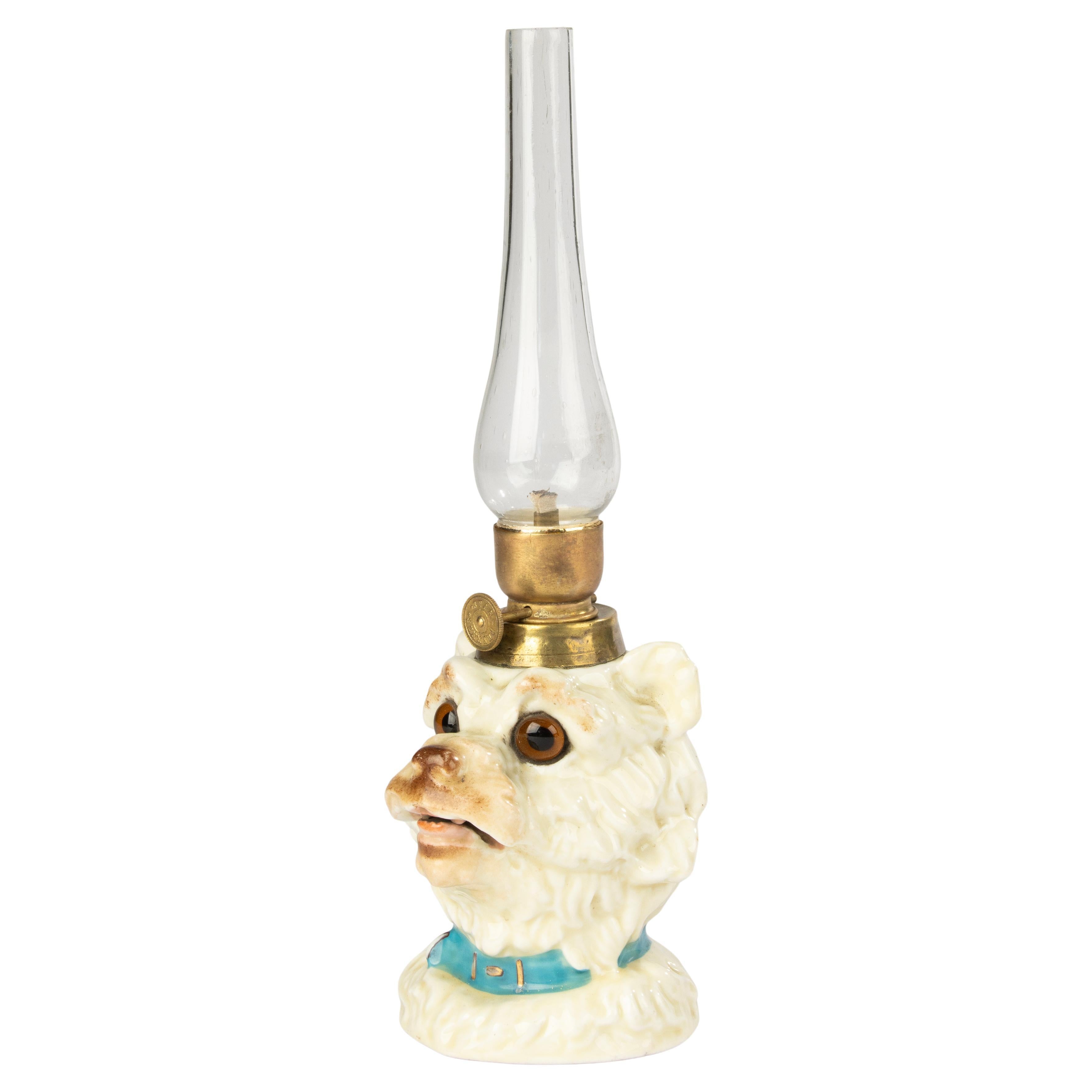 Lampada a olio della fine del XIX secolo - Porcellana - Testa di cane con occhi di vetro in vendita