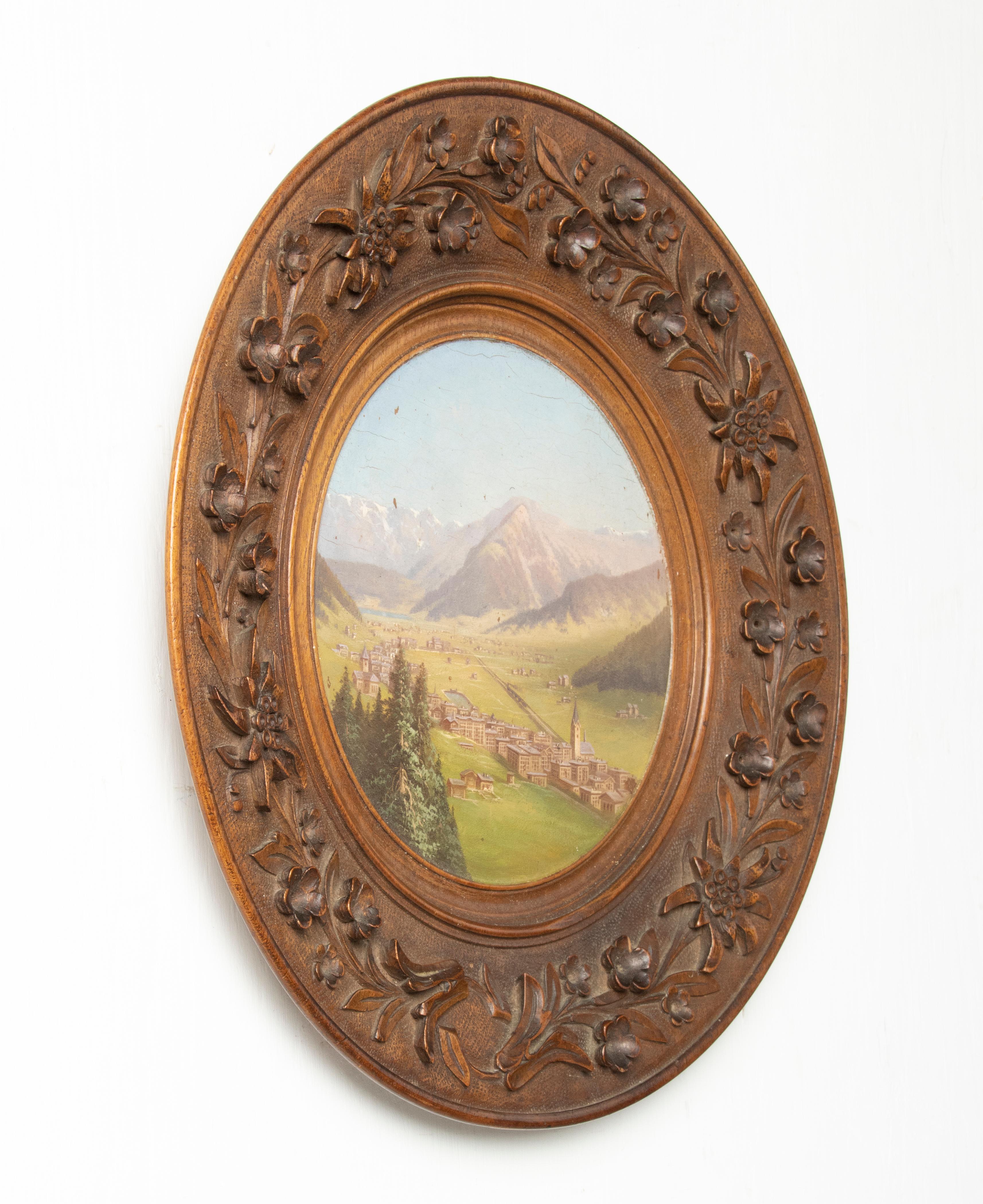 Noyer Peinture à l'huile de la fin du XIXe siècle, cadre sculpté de village alpin de la Forêt-Noire en vente