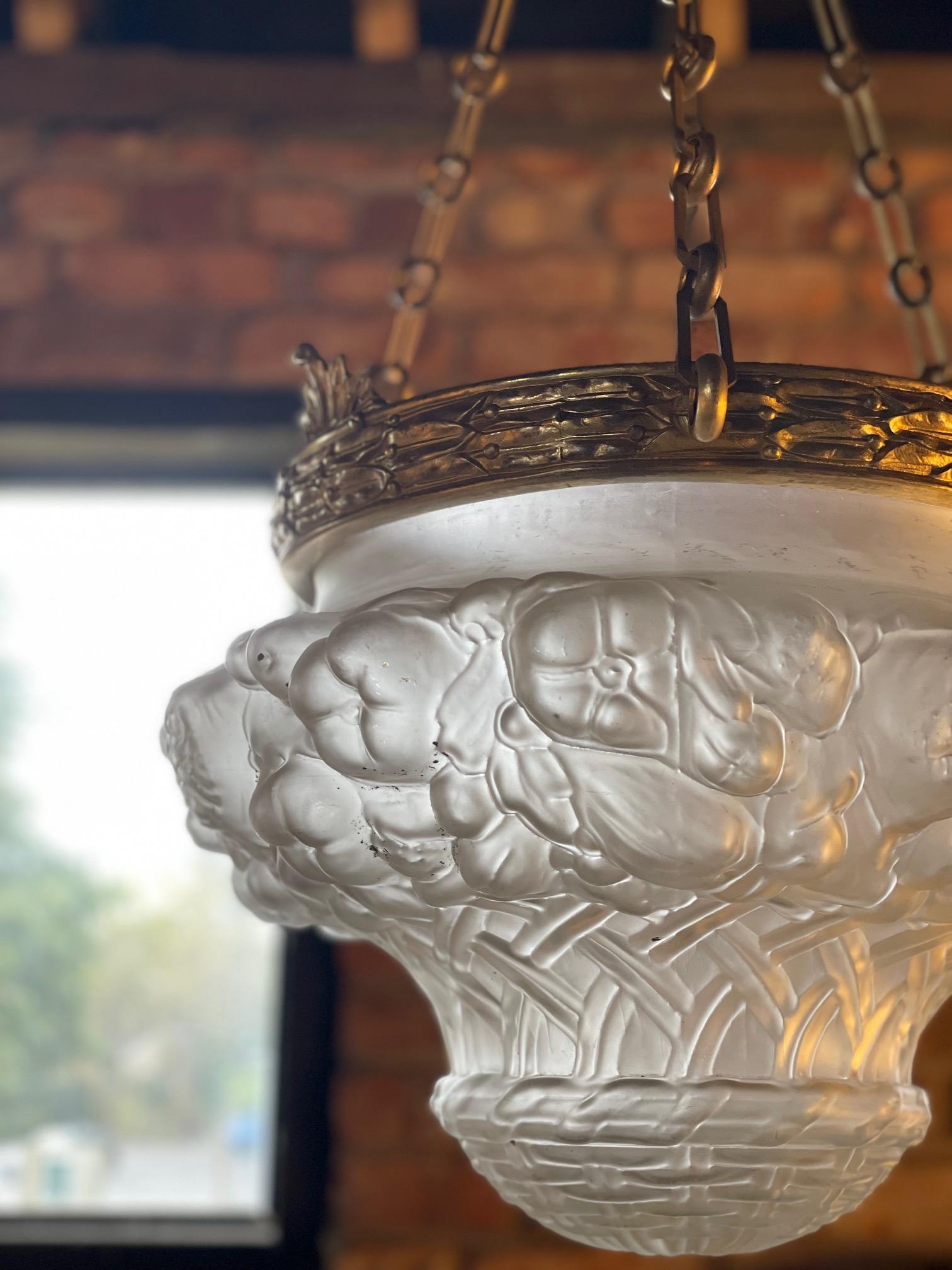 Eine außergewöhnliche späten 19. frühen 20. Jahrhundert Ormolu und Milchglas Plafonnier.
Die Glasschale ist in Form einer Obstschale reich verziert, und die Qualität setzt sich in der gesamten Ormolu-Bandage fort.
