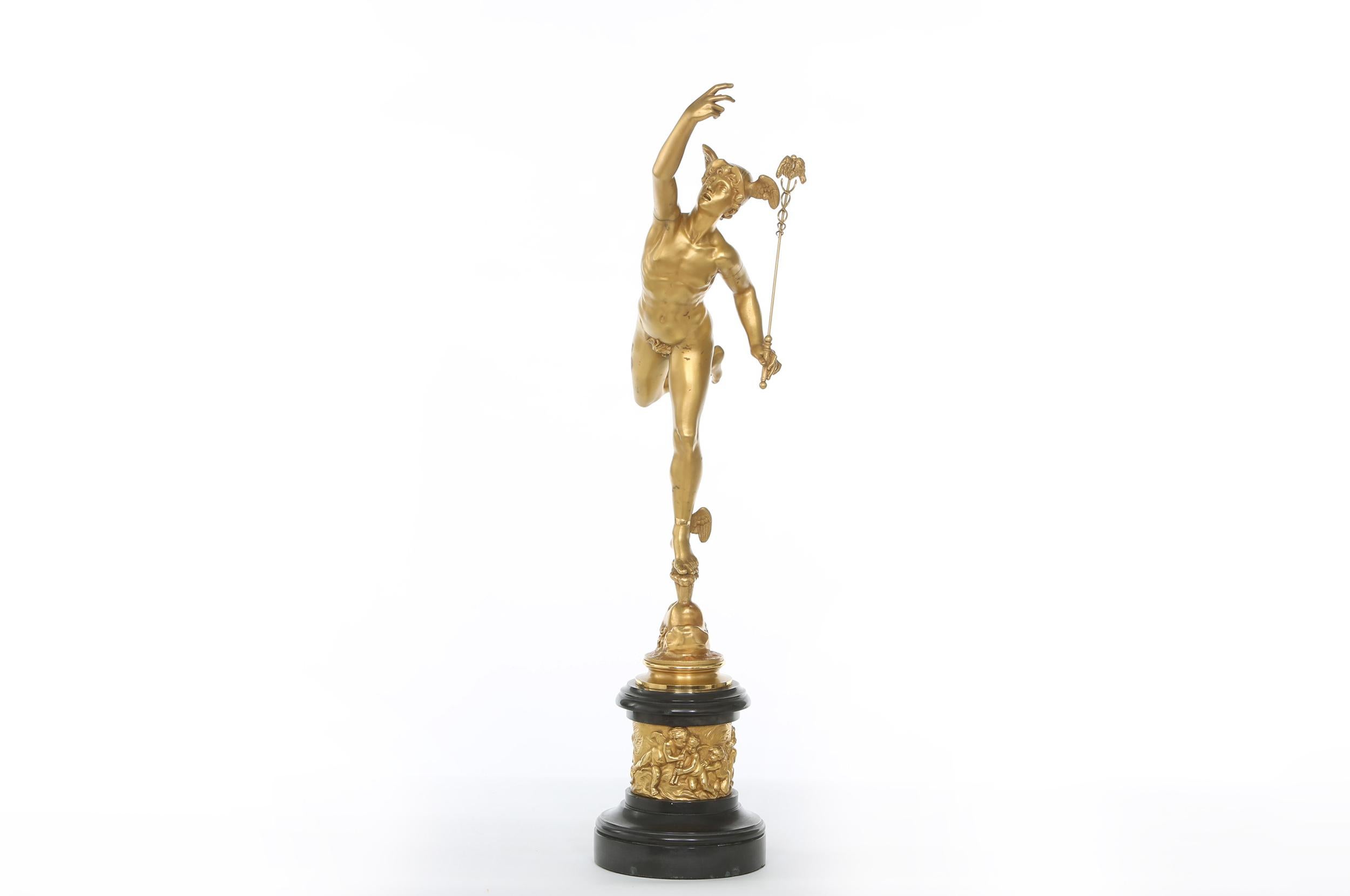 Européen Pièce en bronze et marbre bronze doré de la fin du XIXe siècle en vente
