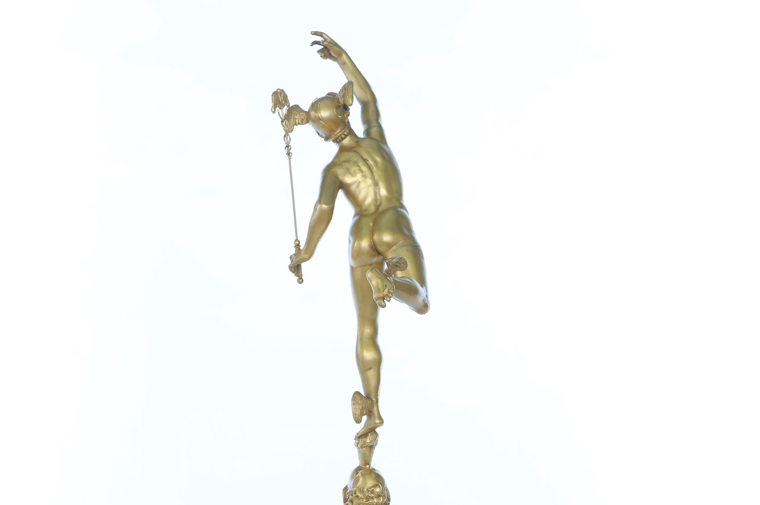 Bronze doré Pièce en bronze et marbre bronze doré de la fin du XIXe siècle en vente