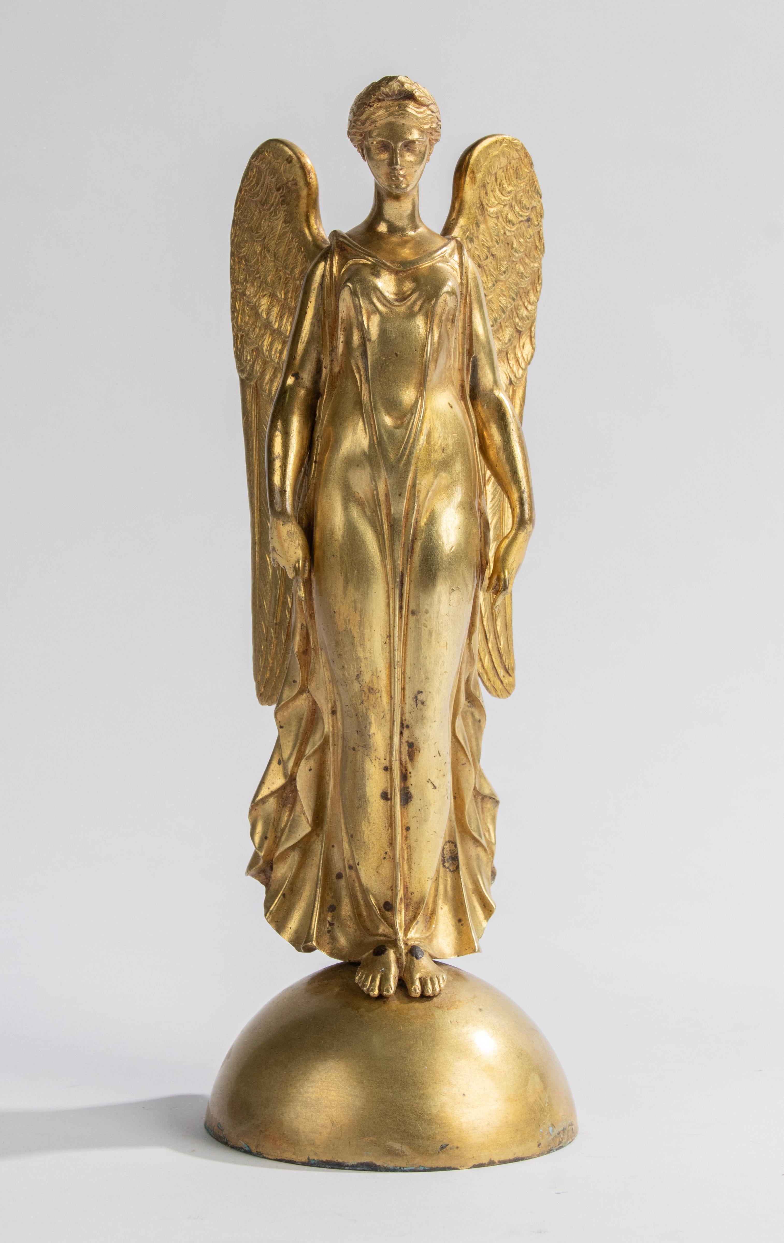 Une sculpture gracieuse d'un ange ailé. La sculpture est réalisée en bronze coulé avec une patine dorée à l'or fin. Sur un hémisphère, l'intérieur de la sphère est rempli de plâtre, pour une position stable. Fabriqué en France, 1870-1880
Dimensions