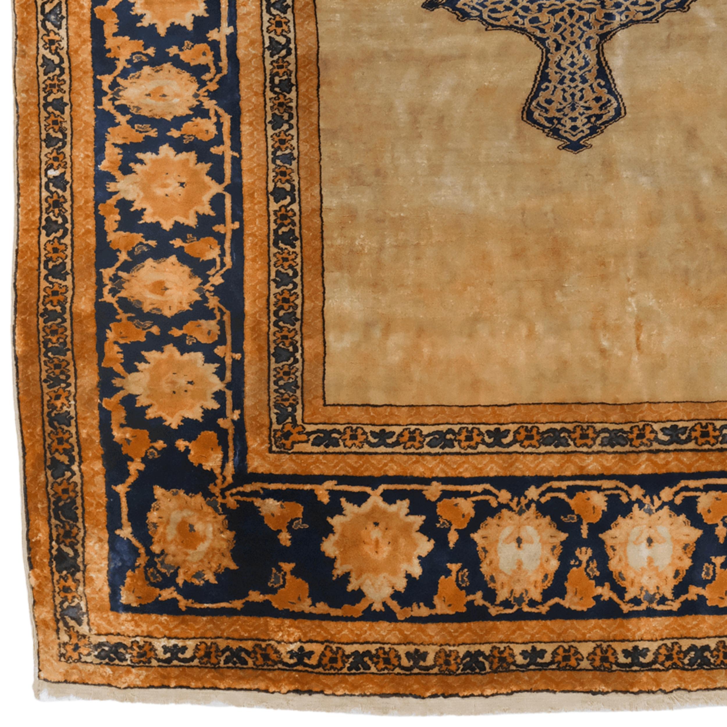 Feshane Gebetsteppich aus Seide aus dem späten 19.

Sowohl in Hereke als auch in Feshâne wurden in der zweiten Hälfte des 19. Jahrhunderts hochwertige Teppiche für den osmanischen Hof hergestellt. In Defterdar in der Nähe von Eyüp in Istanbul wurde