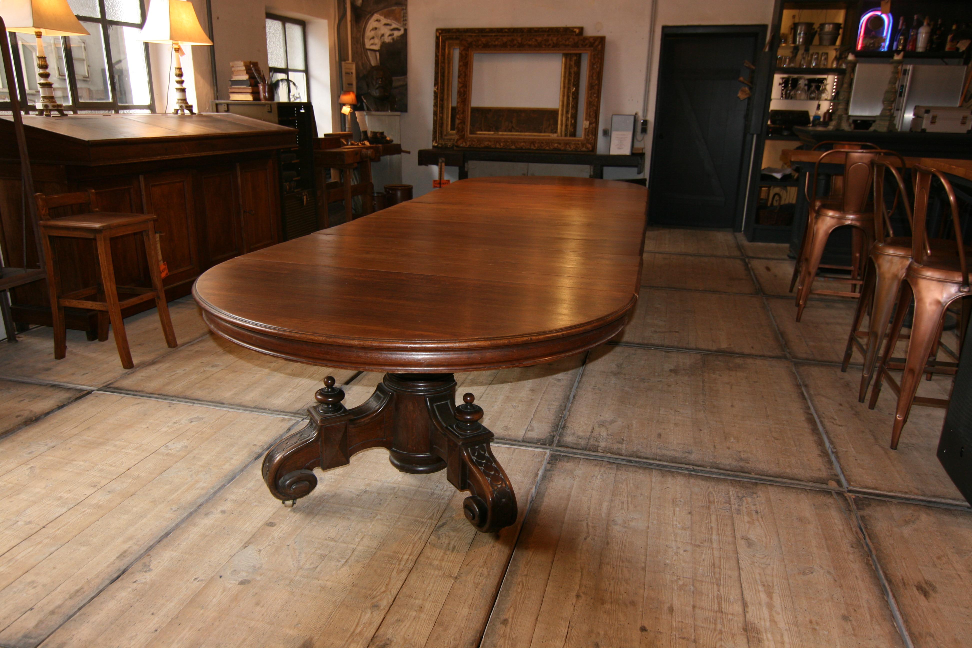 Late 19th Century Oval Extending Dining or Conference Table Made of Oak In Good Condition In Dusseldorf, DE