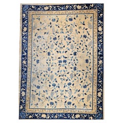 Tapis chinois de Pékin surdimensionné de la fin du 19e siècle  avec un motif de feuilles à l'infini