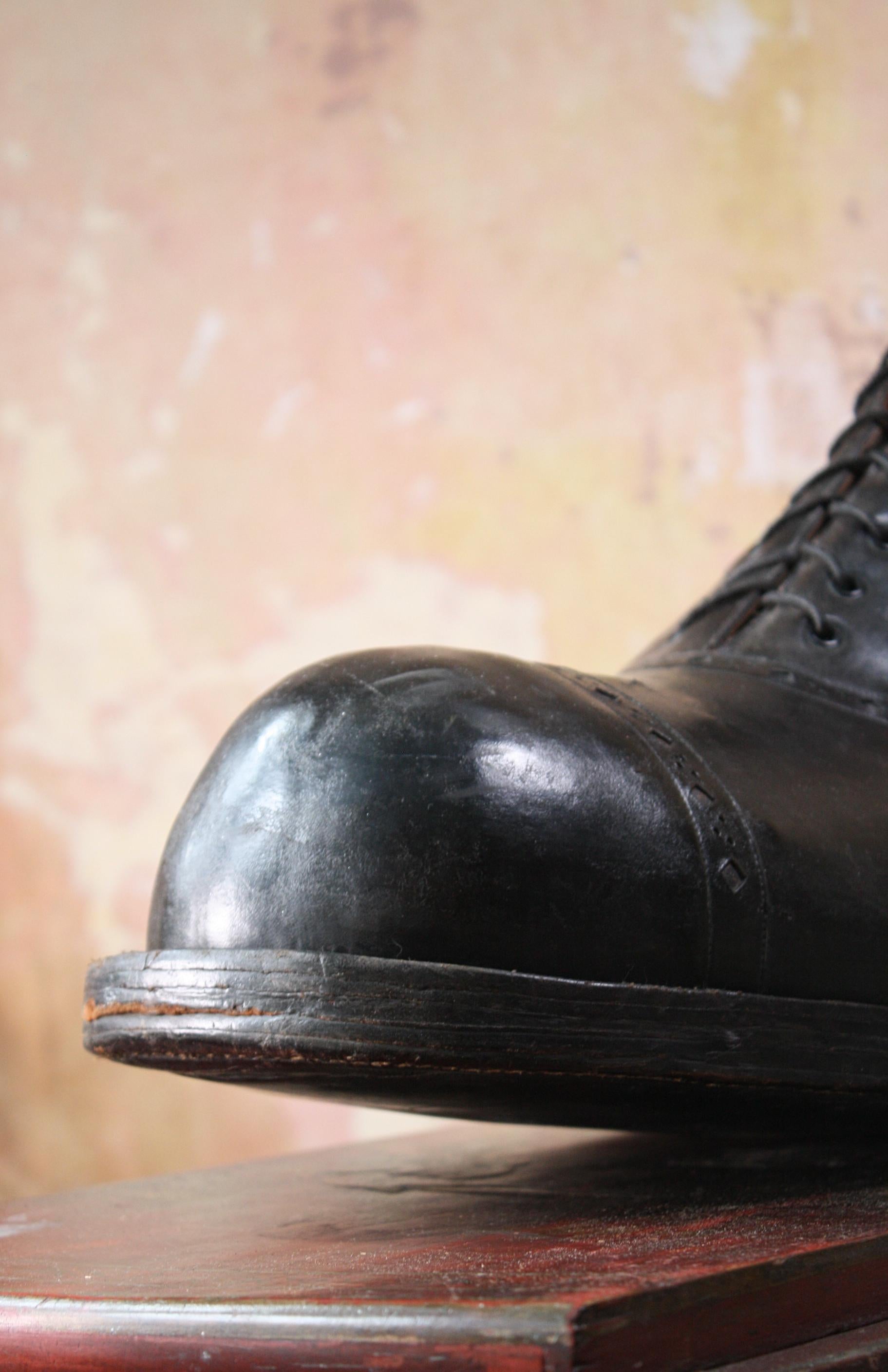 Late 19th Century Oversized Huge Folk Art Full Leather Trade Show Balmoral Boot In Good Condition In Lowestoft, GB