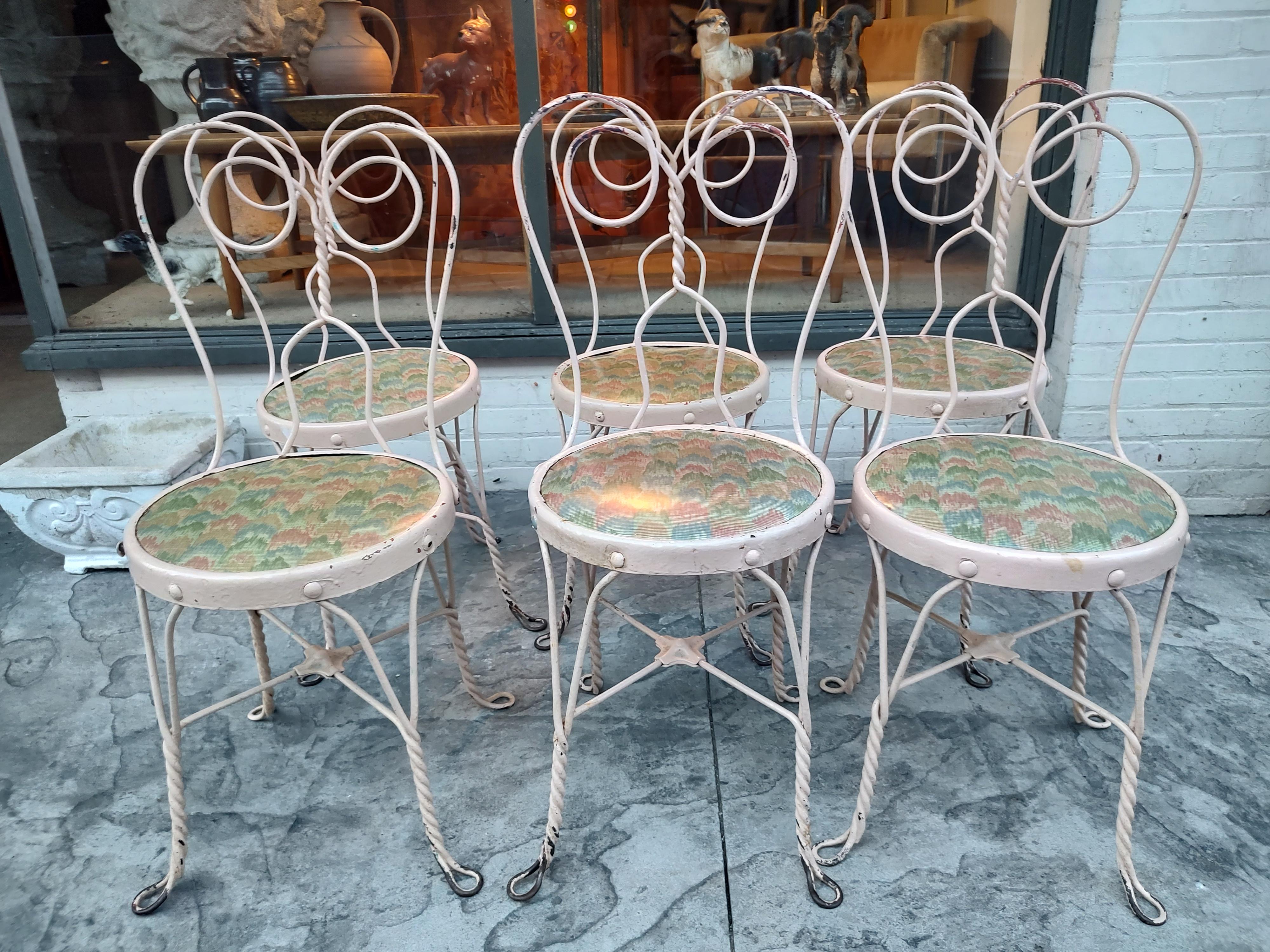 Ensemble de six chaises de salon en crème glacée de la fin du XIXe siècle « Owl Eyes » en vente 8