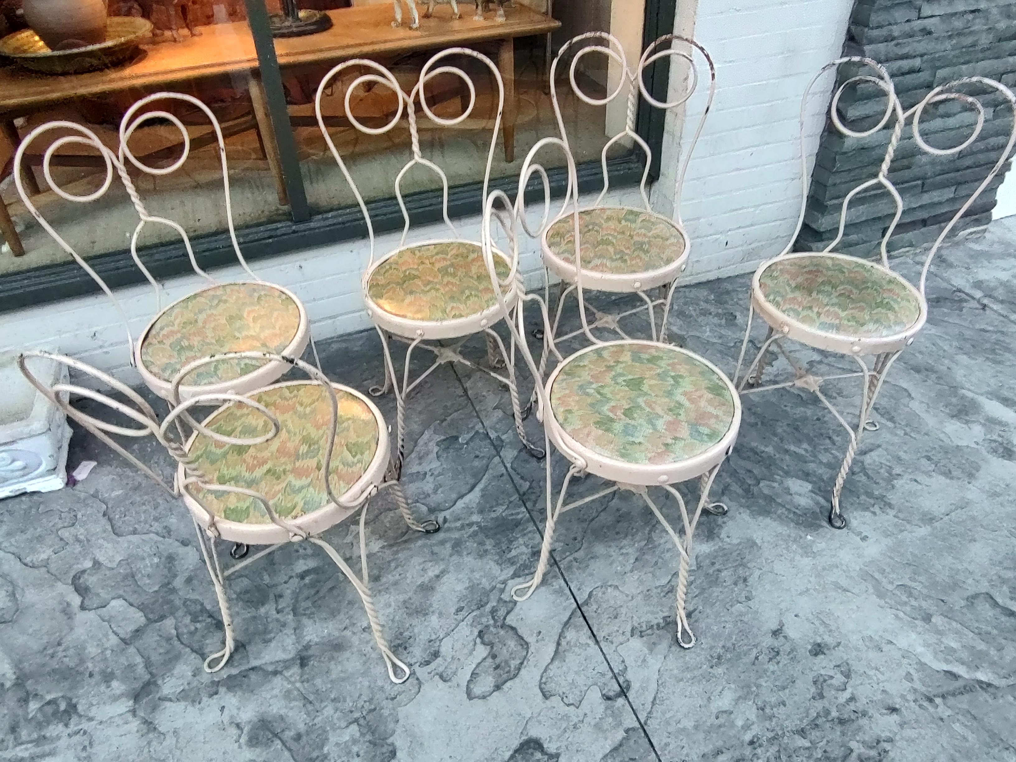 Fer Ensemble de six chaises de salon en crème glacée de la fin du XIXe siècle « Owl Eyes » en vente