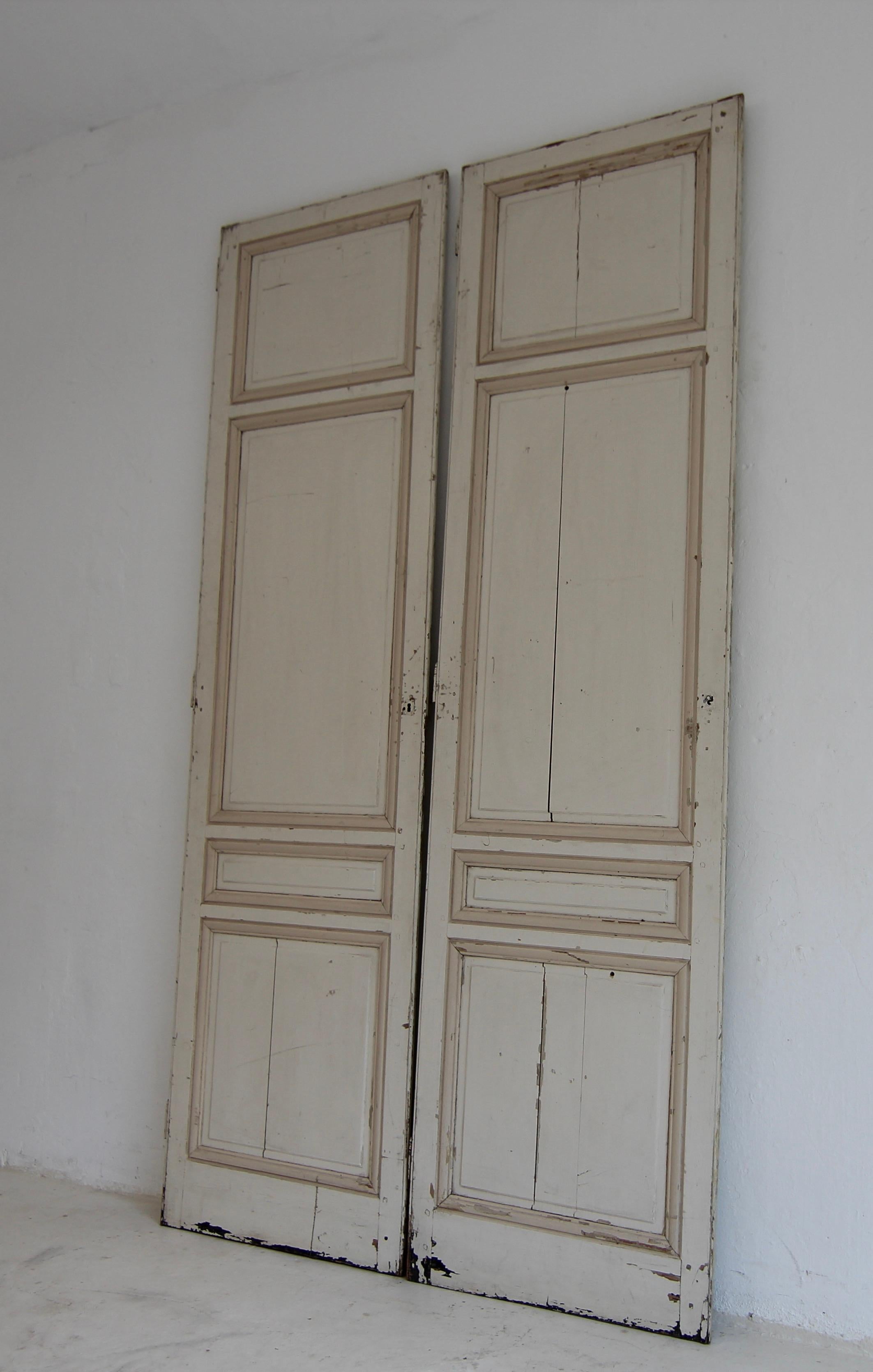 Late 19th Century Painted Built-In Cabinet Doors, Set of 2 In Fair Condition For Sale In Dusseldorf, DE