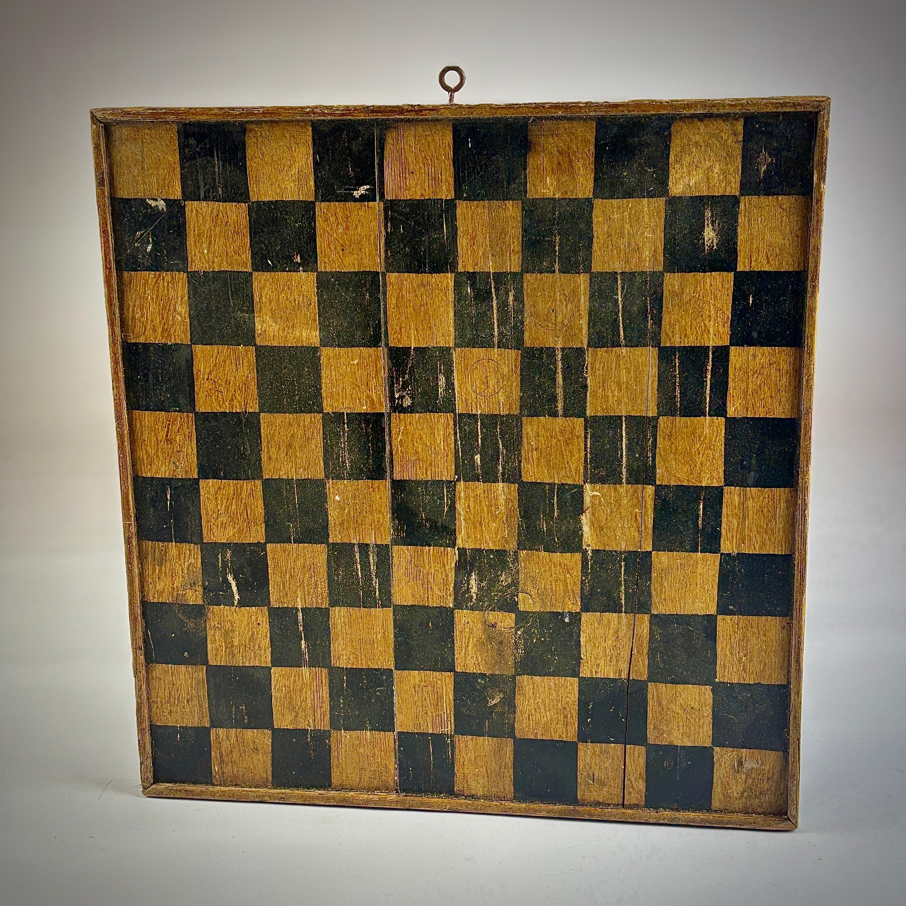 Plateau de jeu peint de la fin du 19e siècle, à double face, le verso montrant Nine Man Morris. Usure proportionnelle à l'âge et à l'utilisation. Pays-Bas, Vers 1880.