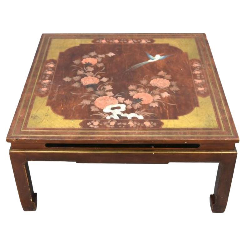 Table à thé asiatique peinte et laquée de la fin du 19e siècle