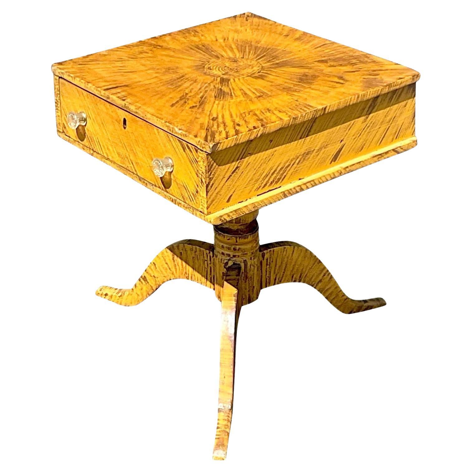 Mesa auxiliar pintada de finales del siglo XIX
