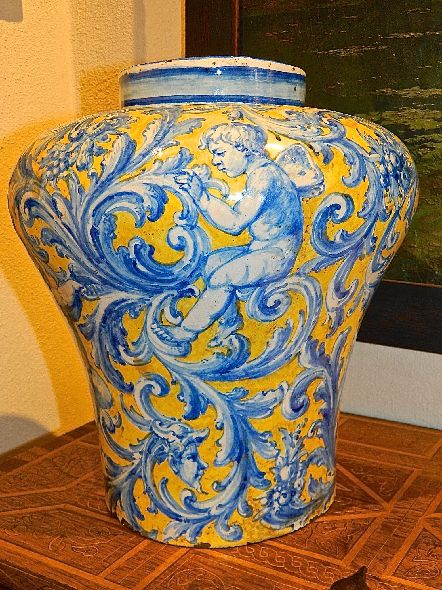 Late 19th Century Painted Talavera Majolica Jar from Spain In Good Condition In Santa Fe, NM