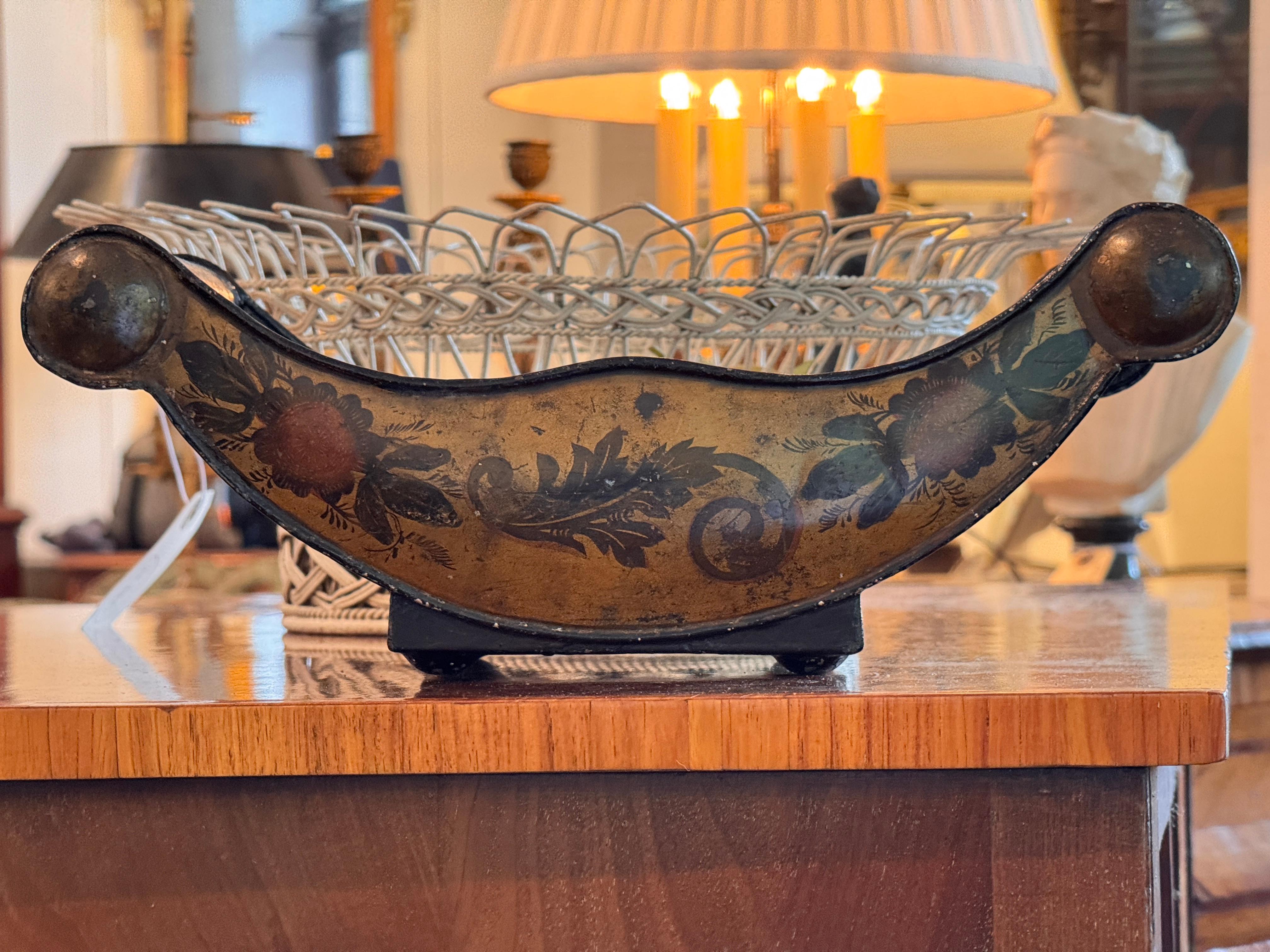 Cesta de toldo pintada de finales del siglo XIX con decoración floral Británico en venta