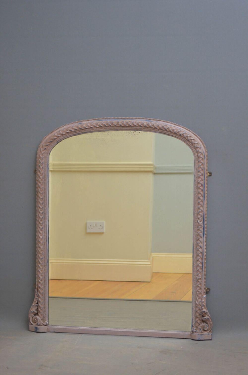 Miroir trumeau victorien, avec verre d'origine un peu piqué, dans un cadre sculpté et peint avec des volutes à la base. K0399  Le cadre a été peint en lilas sur encre bleue. Ce miroir a conservé son verre et ses panneaux d'origine, il a été peint,