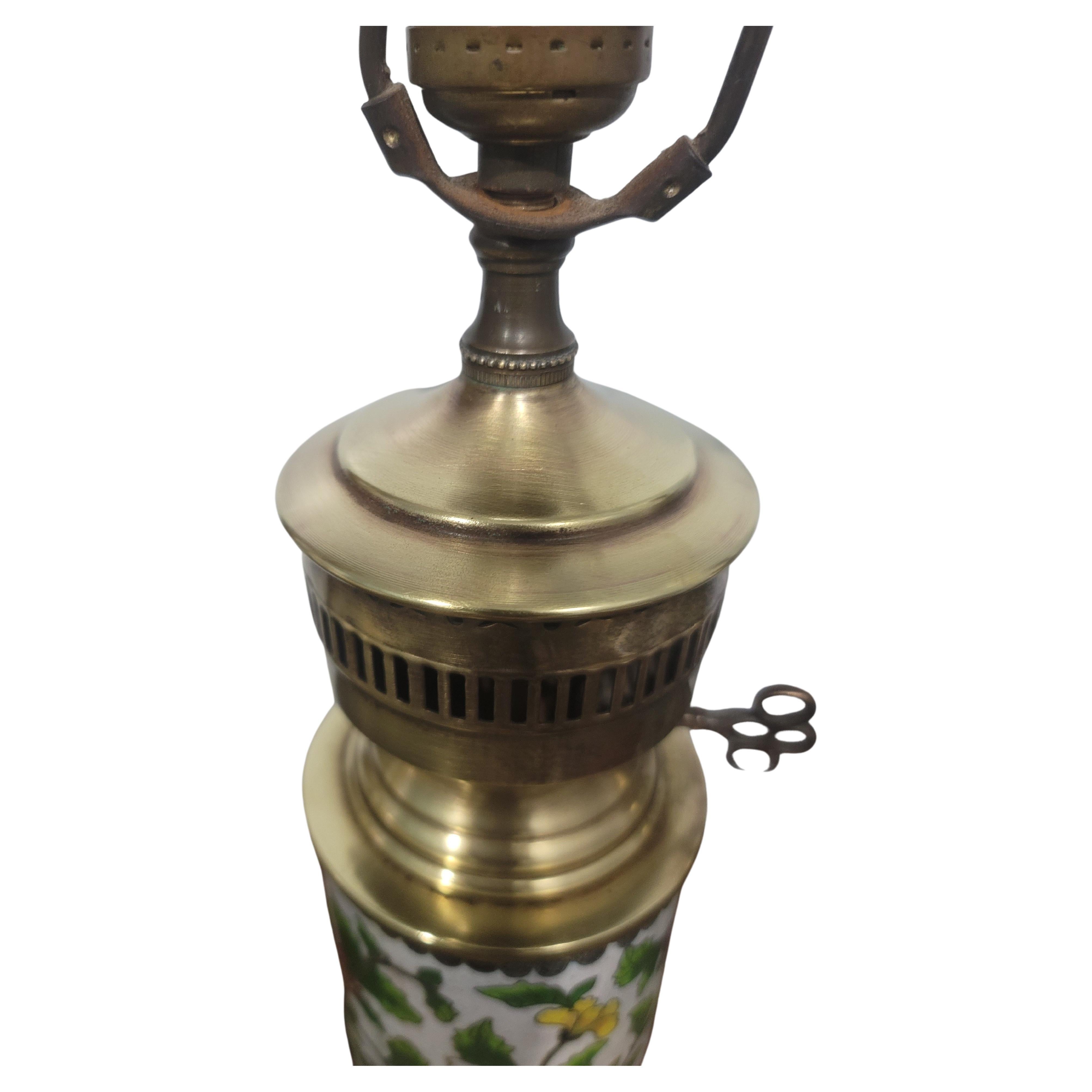 Paire de lampes vases cylindriques en laiton émaillé cloisonné de Chine. Circa les années 1890. Finition en émail cloisonné en bon état. Base en bois ébénisé. Belle patine du laiton ; polissage récent. Mesure 5,25
