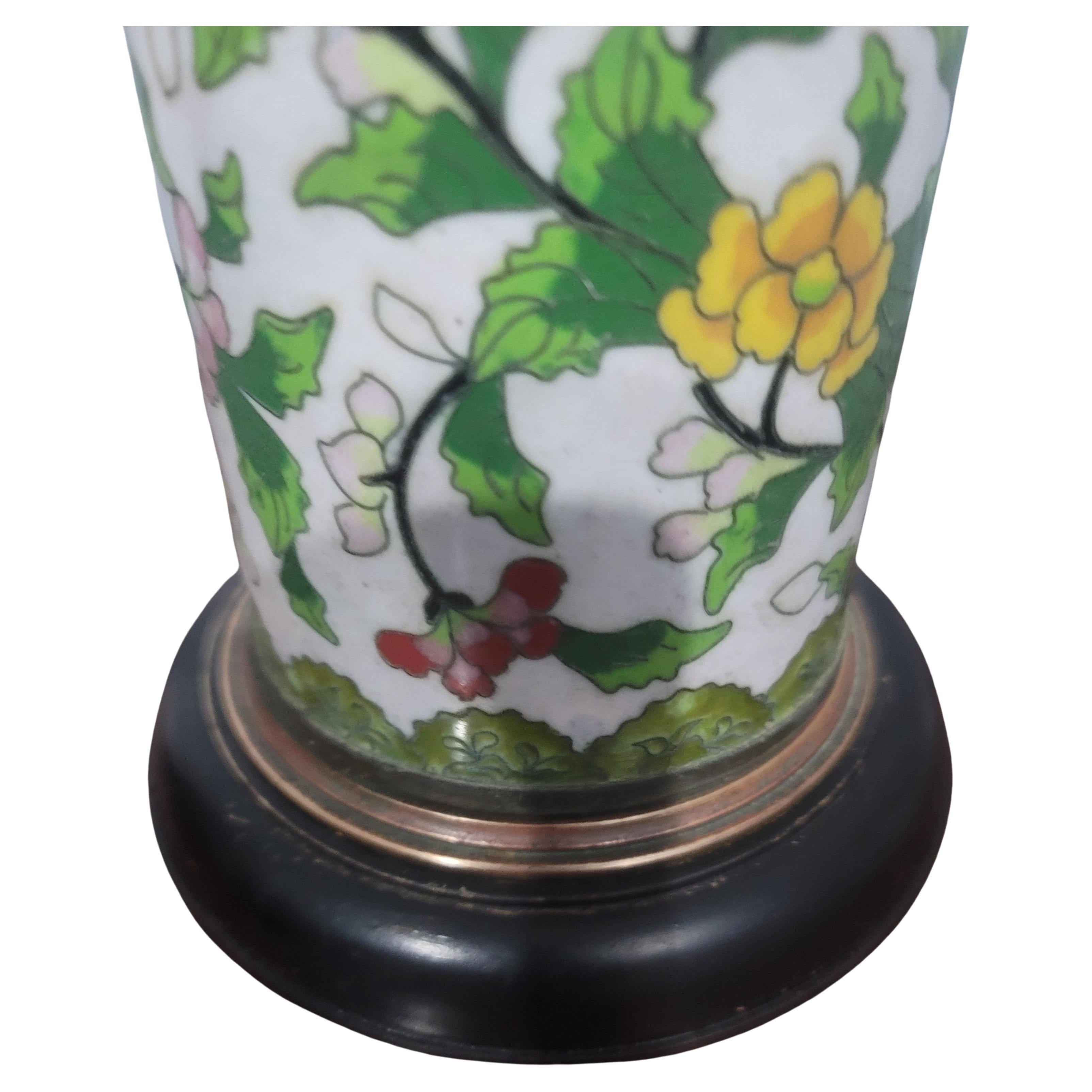 Victorien Paire de vases cylindriques en laiton et émail cloisonné de la fin du XIXe siècle en vente