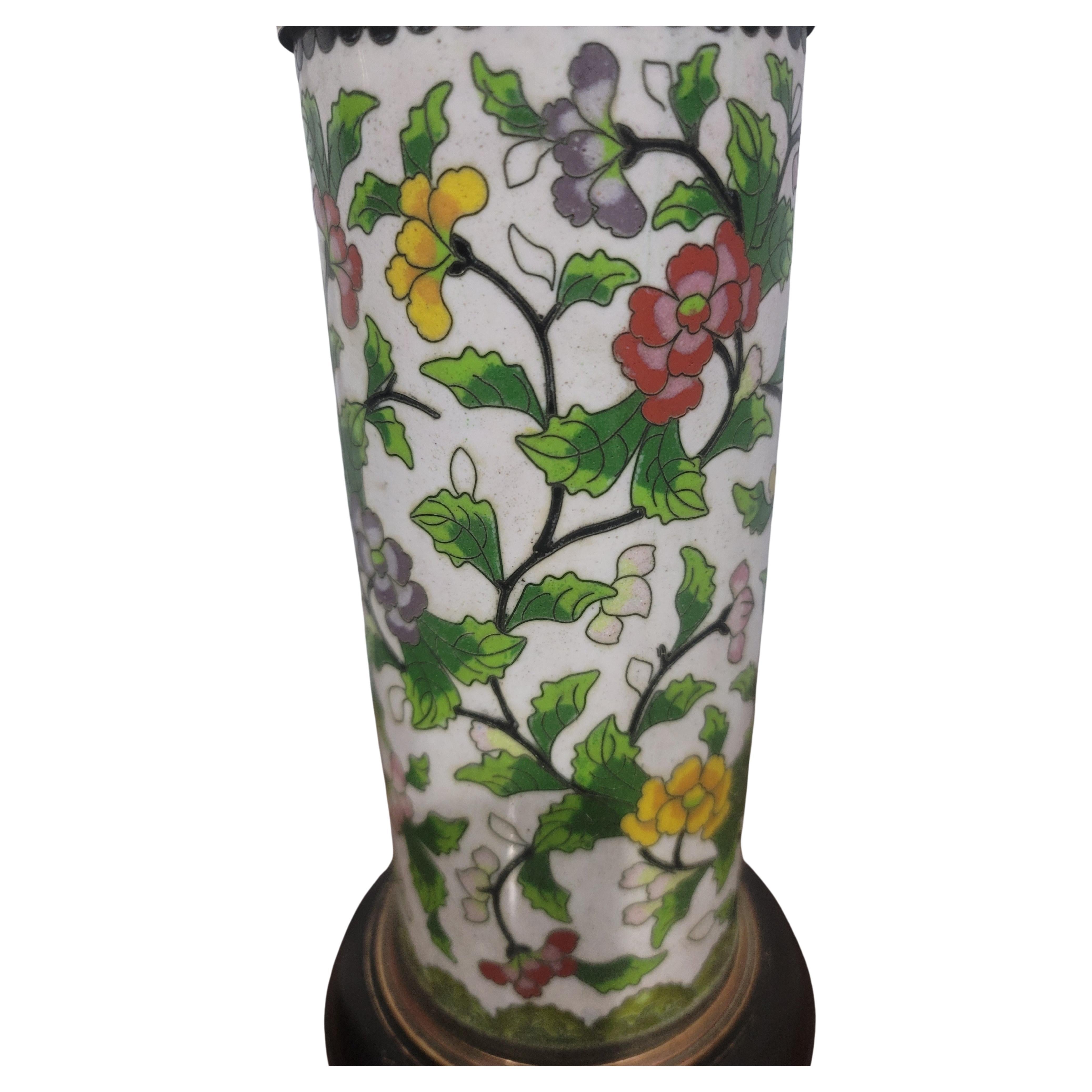 Chinois Paire de vases cylindriques en laiton et émail cloisonné de la fin du XIXe siècle en vente