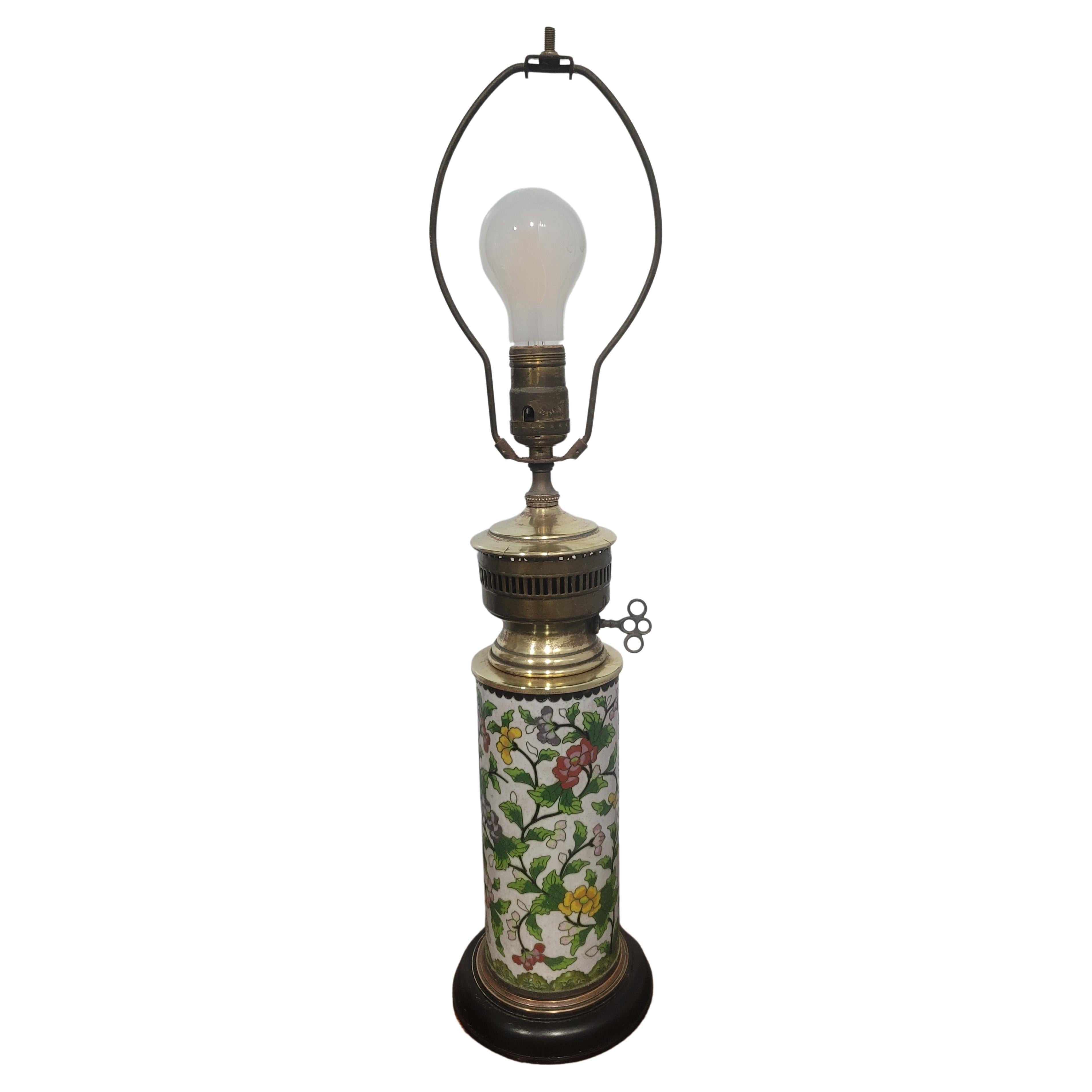 Paire de vases cylindriques en laiton et émail cloisonné de la fin du XIXe siècle Bon état - En vente à Germantown, MD