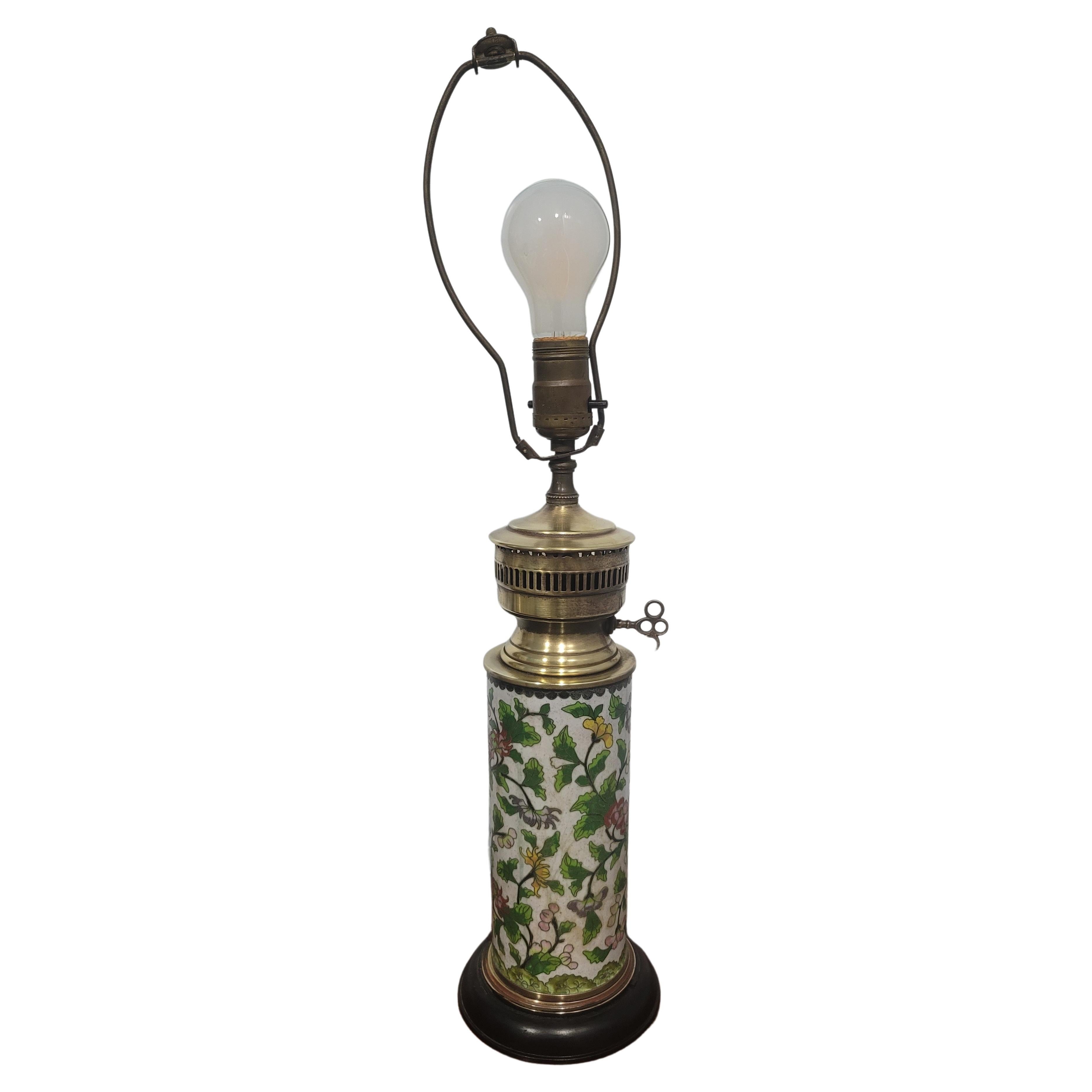 Laiton Paire de vases cylindriques en laiton et émail cloisonné de la fin du XIXe siècle en vente