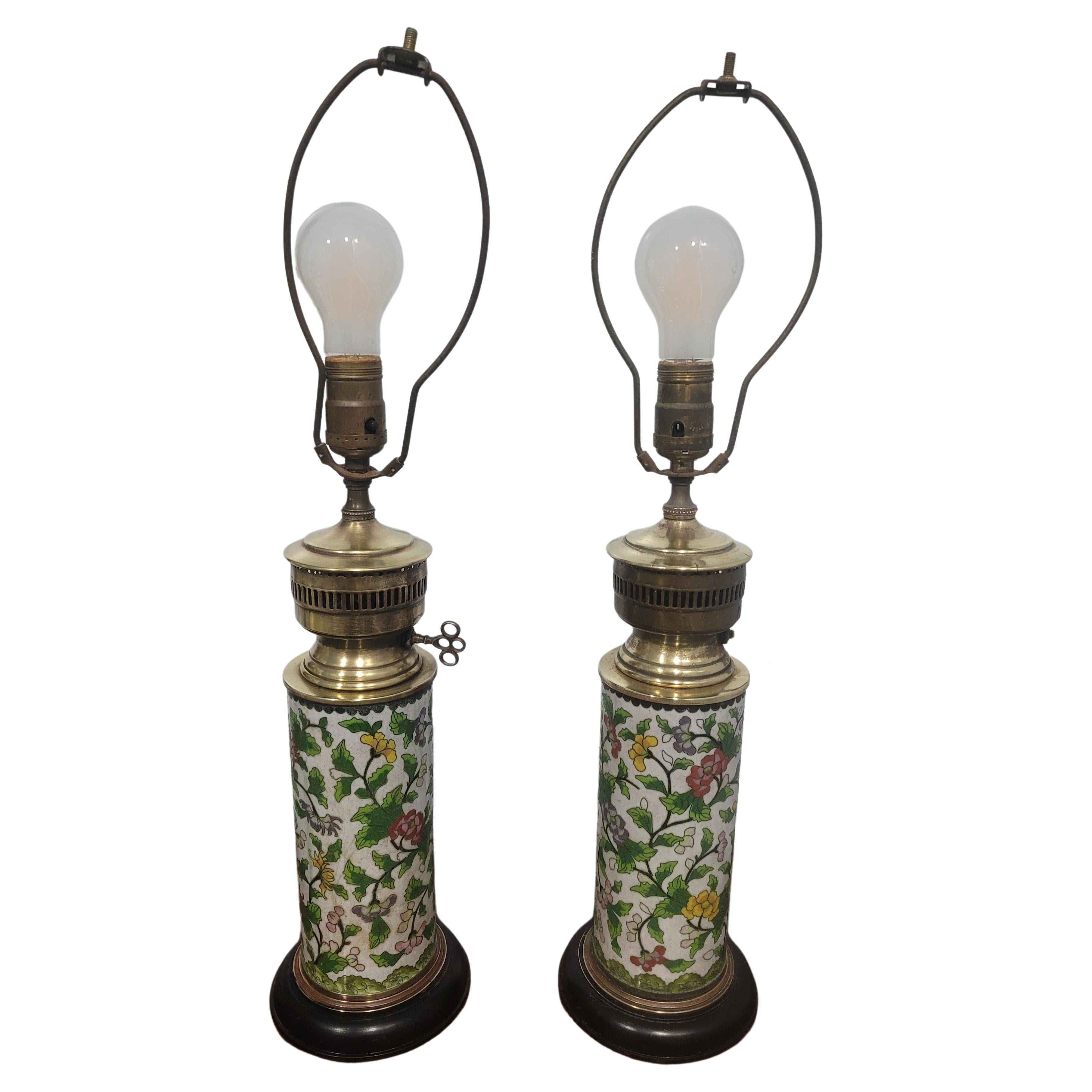Paire de vases cylindriques en laiton et émail cloisonné de la fin du XIXe siècle en vente 1