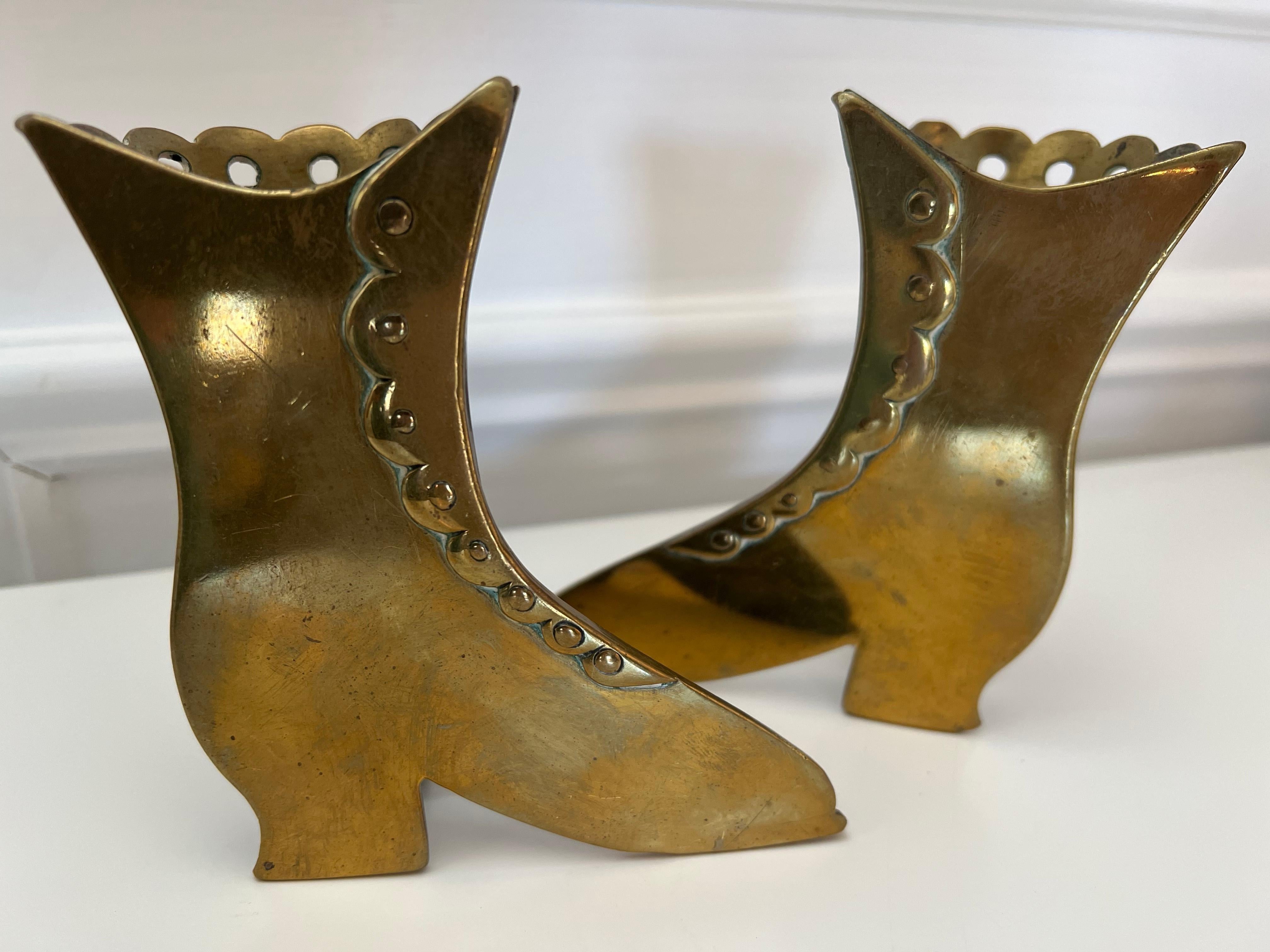 Laiton Paire d'anciennes lampes anglaises de la fin du XIXe siècle  Renversement de chaussures en laiton en vente