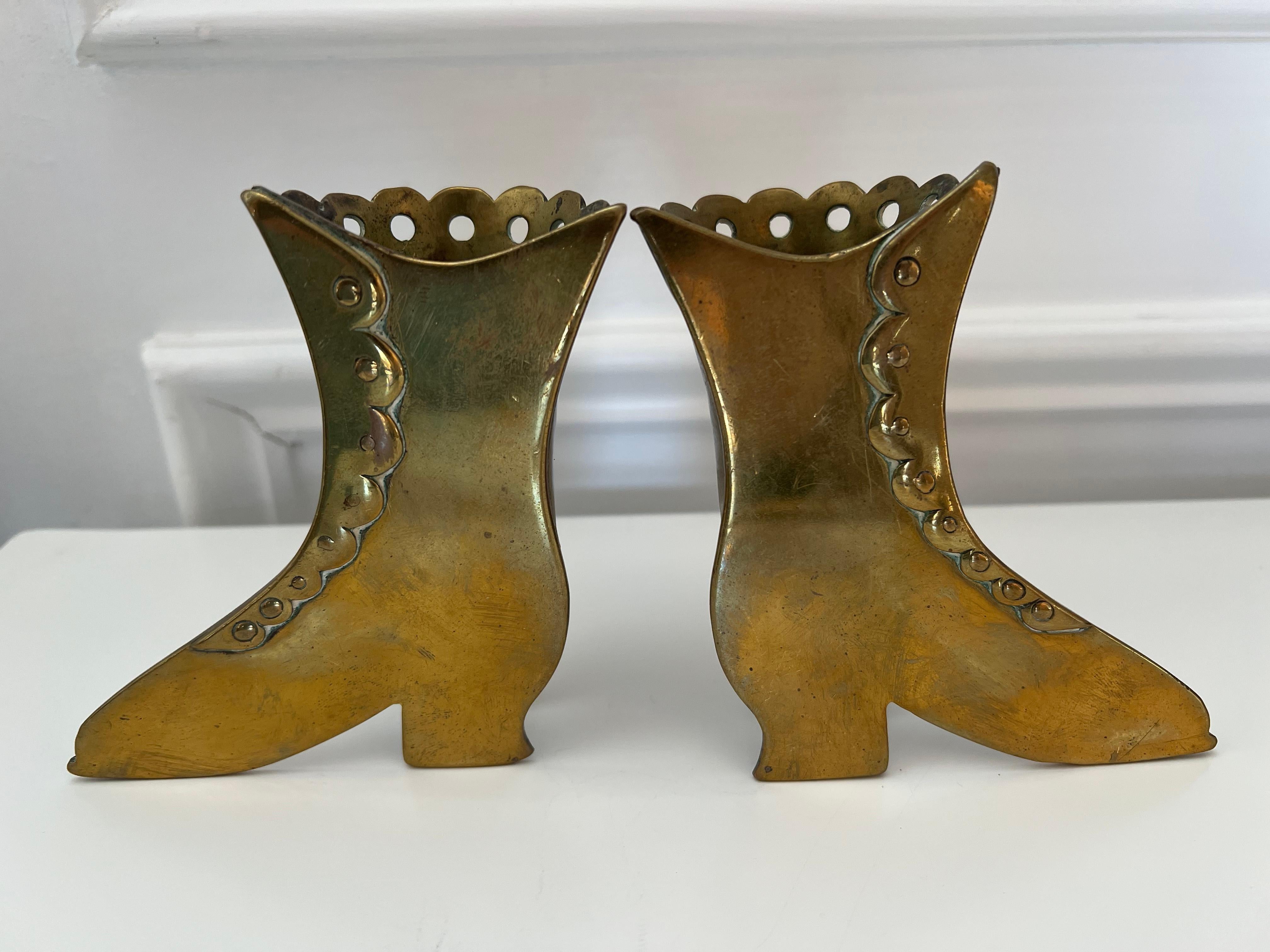 Paire d'anciennes lampes anglaises de la fin du XIXe siècle  Renversement de chaussures en laiton en vente 1