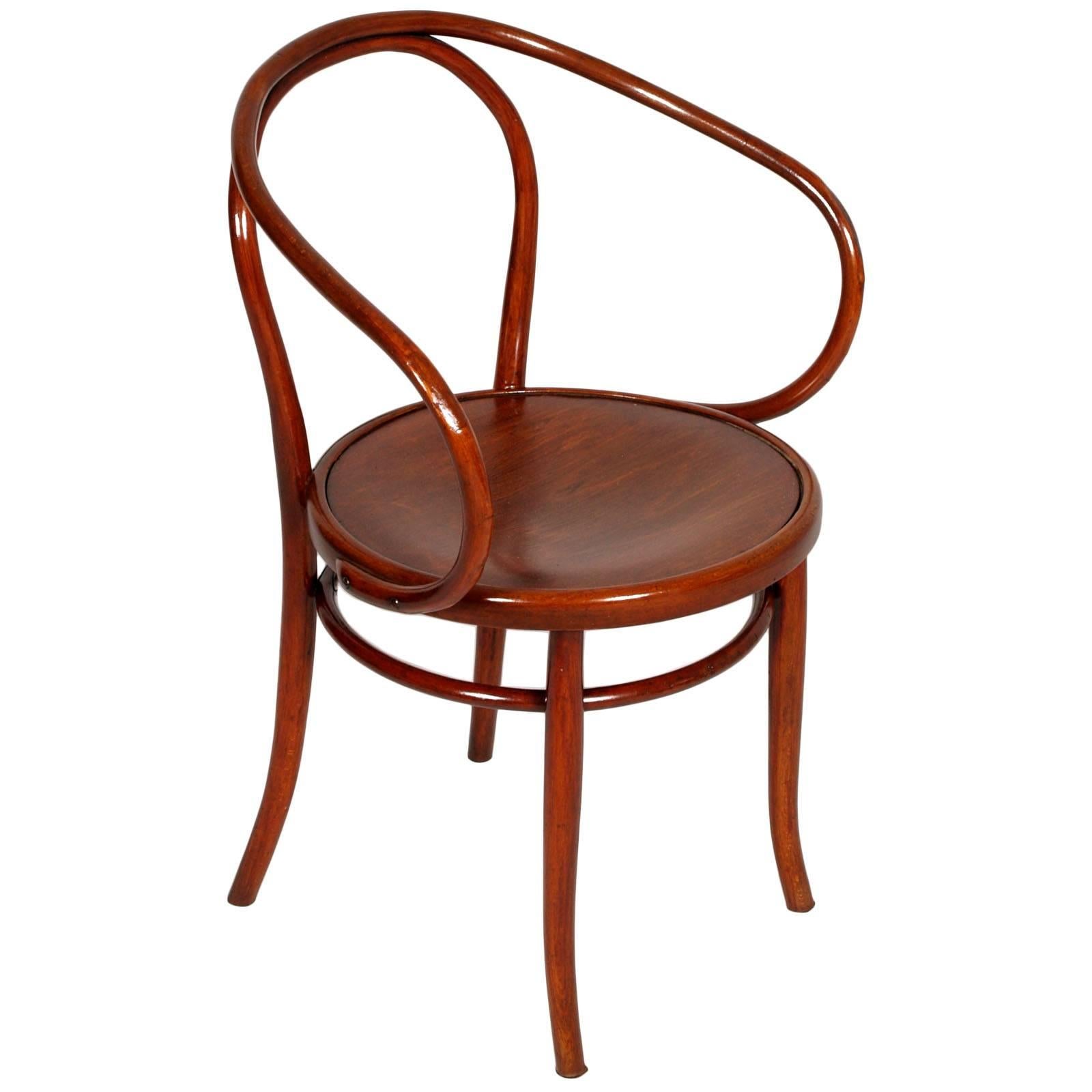Ein österreichisches (Wien) Paar Bugholz B-9 Sessel von Jacob und Josef Kohn um 1870. Ein origineller, ikonischer Stuhl. Dies ist der Lieblingsstuhl von Architekten, insbesondere von Le Corbusier, der auch genannt wird.
In gutem Originalzustand mit
