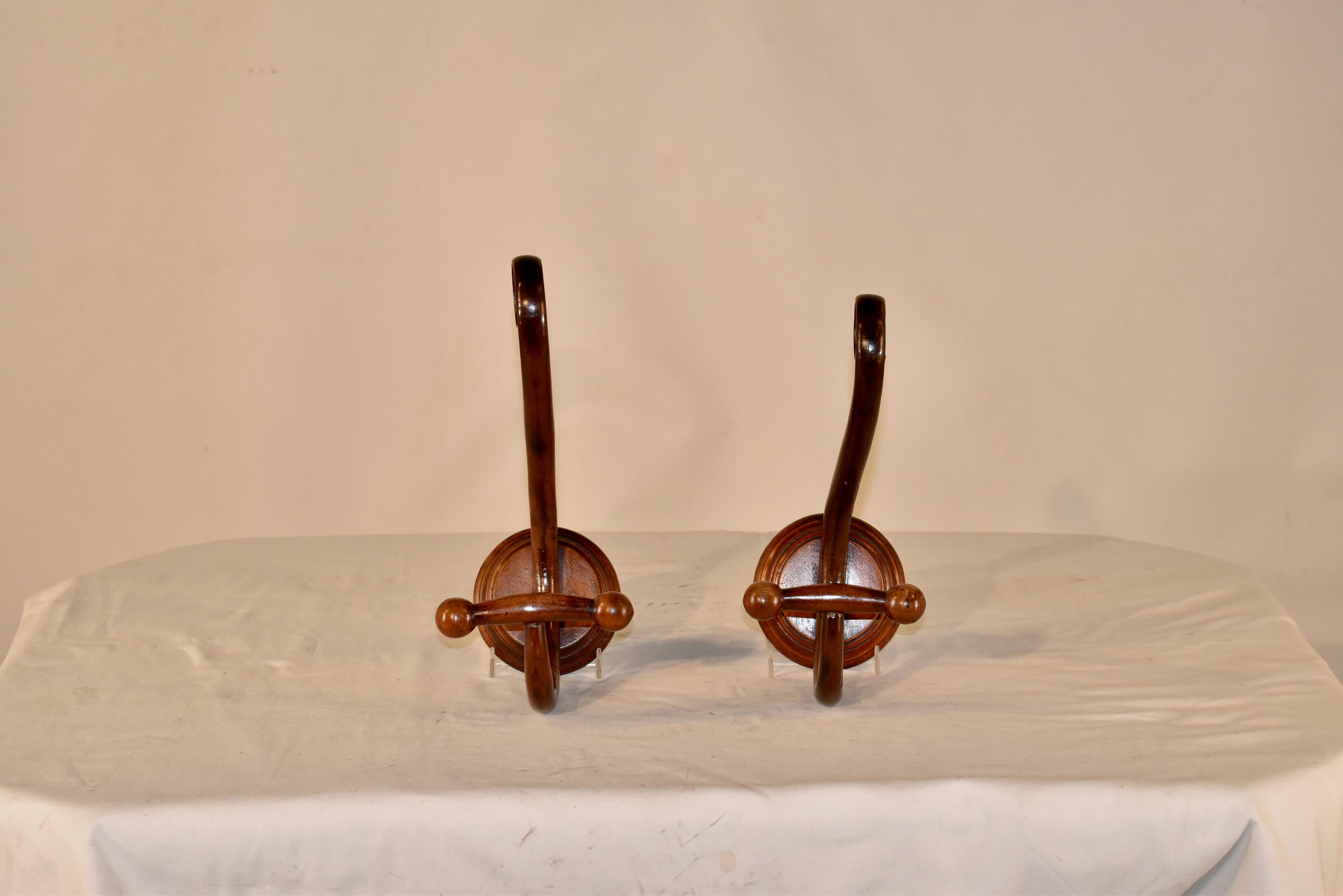 Coppia di graziosi e graziosi ganci da parete in legno curvato provenienti dall'Inghilterra.  Il bello di questi prodotti è che sono separati e possono essere utilizzati insieme o separatamente.  Pensiamo che sarebbero degli splendidi porta