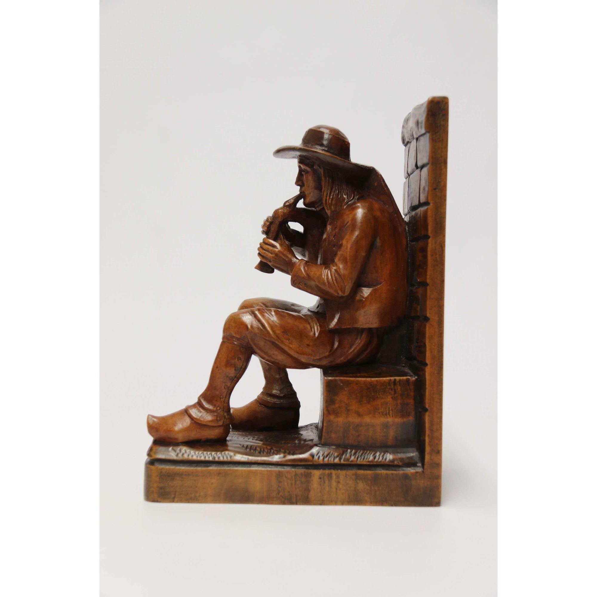 Late 19th century pair of Black Forest carved walnut bookends, Circa 1900 For Sale 9