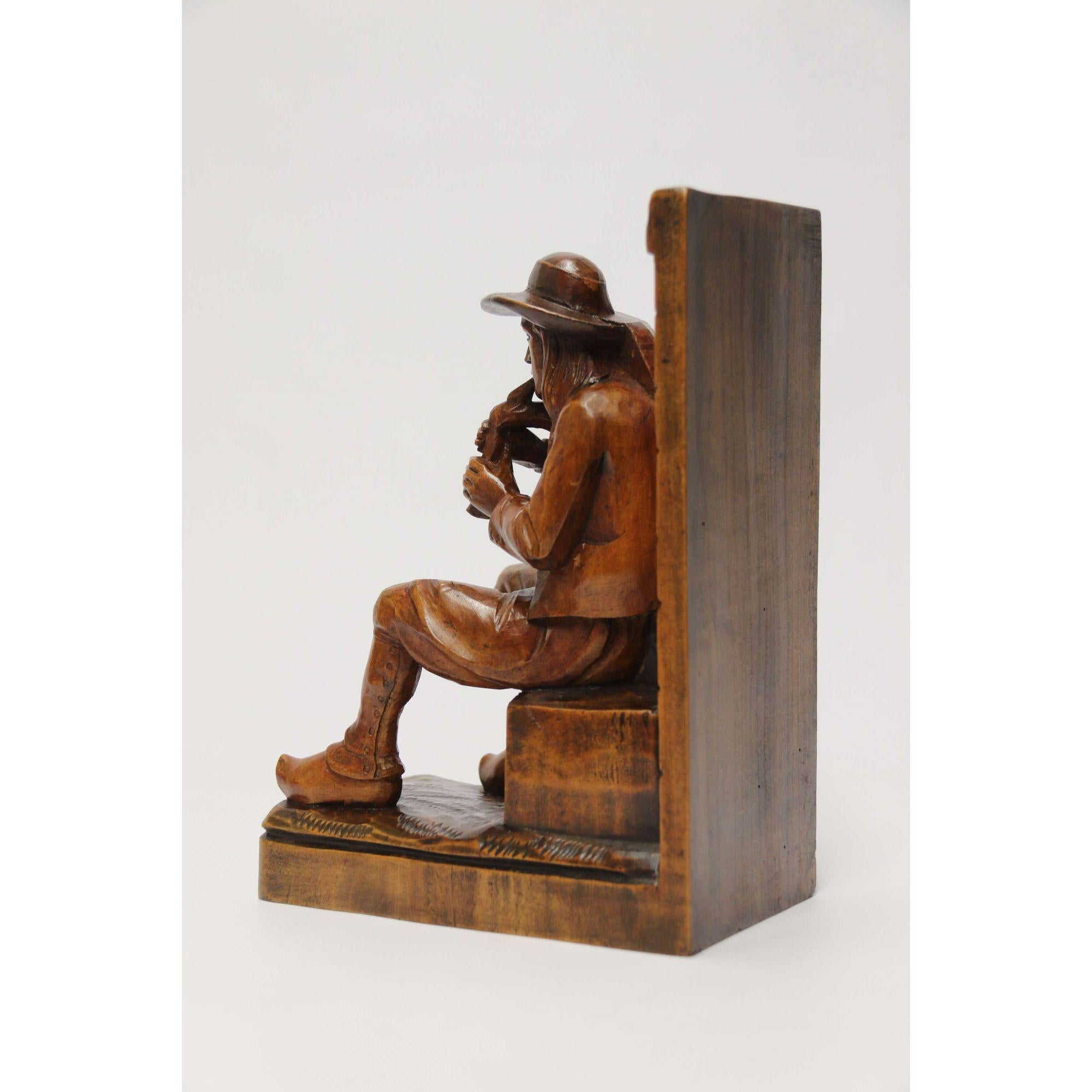 Late 19th century pair of Black Forest carved walnut bookends, Circa 1900 For Sale 10