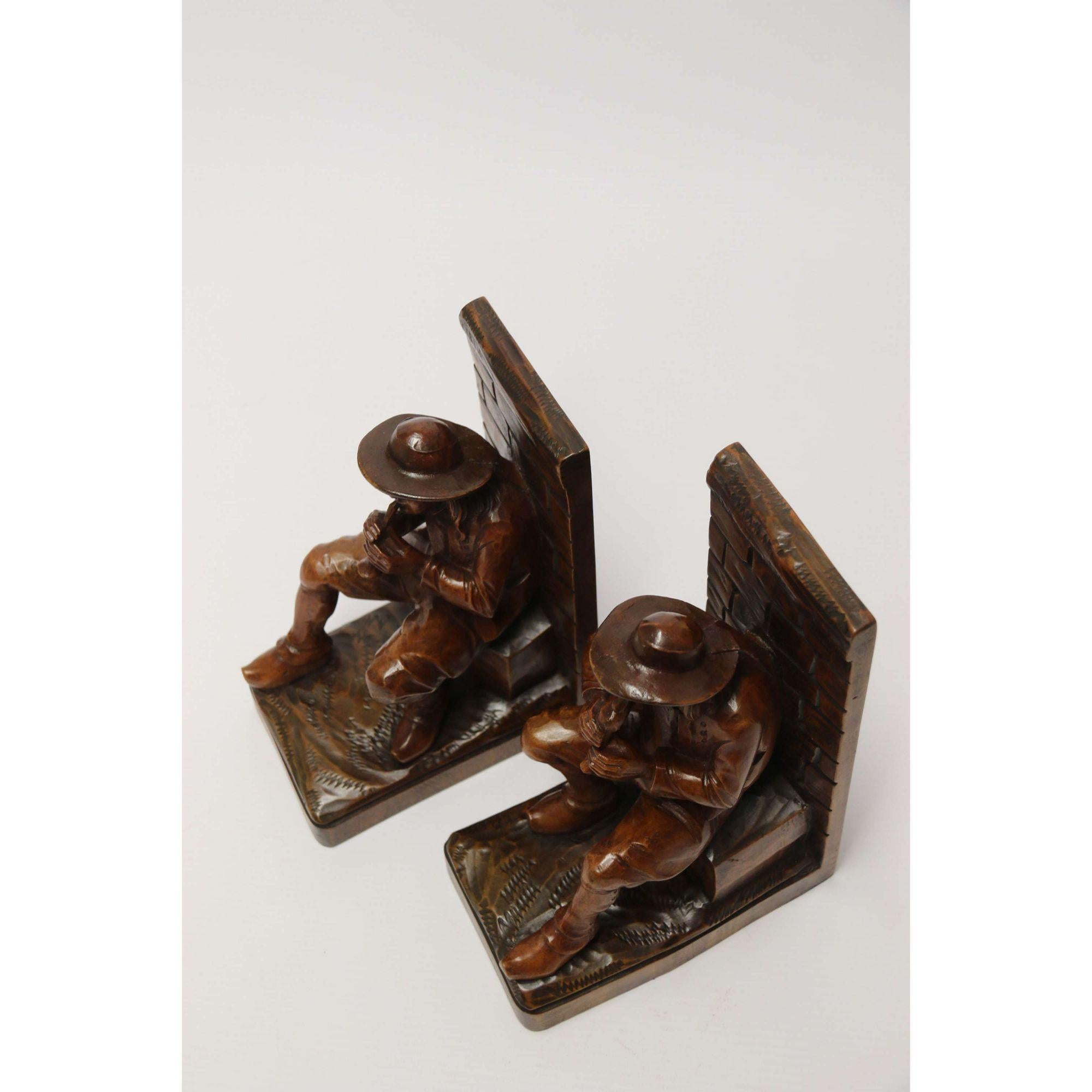 Late 19th century pair of Black Forest carved walnut bookends, Circa 1900 For Sale 12