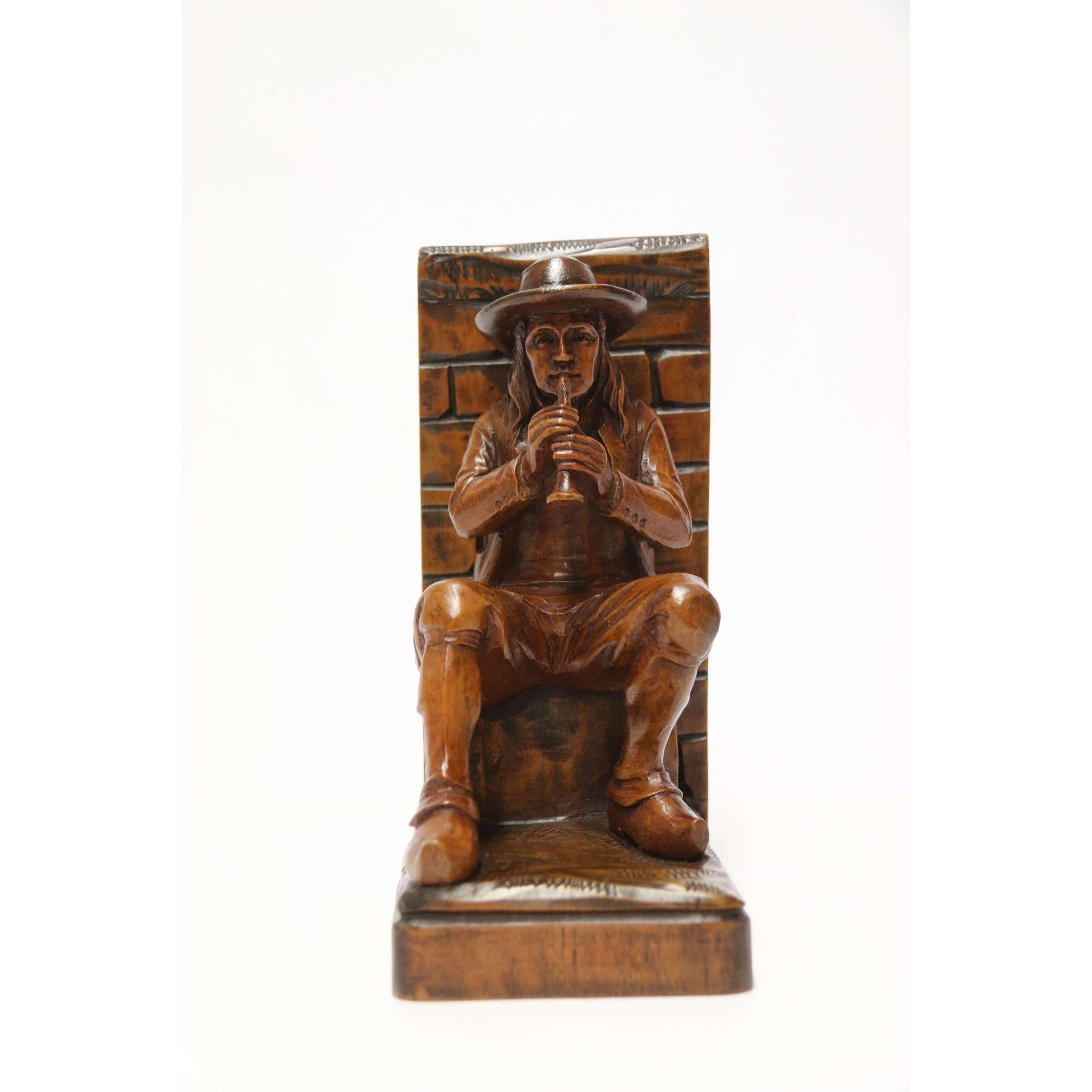Walnut Late 19th century pair of Black Forest carved walnut bookends, Circa 1900 For Sale