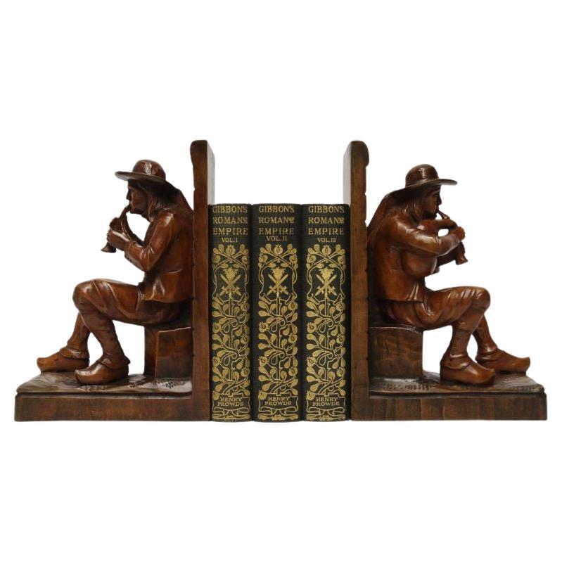 Late 19th century pair of Black Forest carved walnut bookends, Circa 1900 For Sale