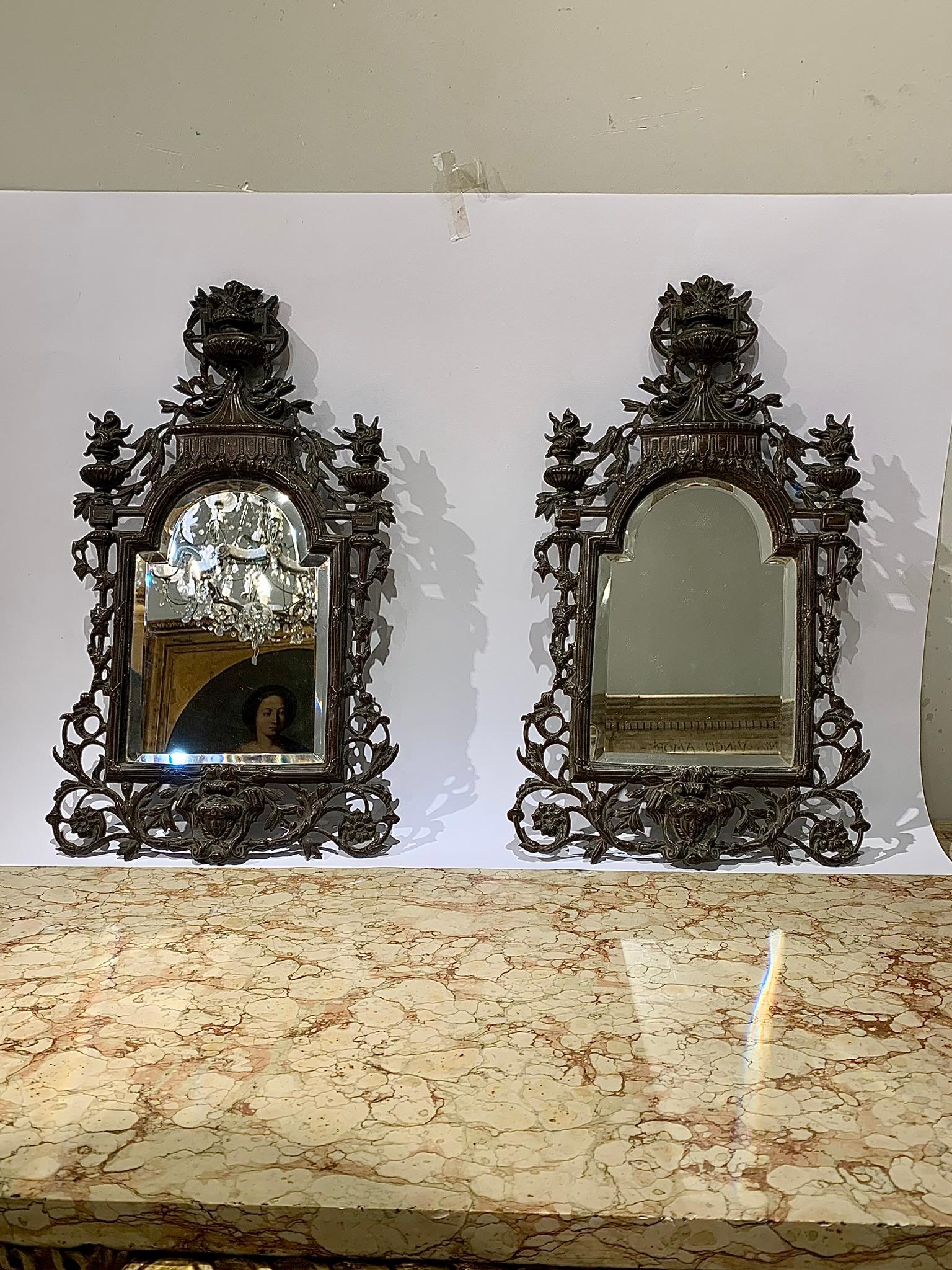 Paire de miroirs en bronze réalisés en fonte à la cire perdue, fabrication italienne de la seconde moitié du XIXe siècle